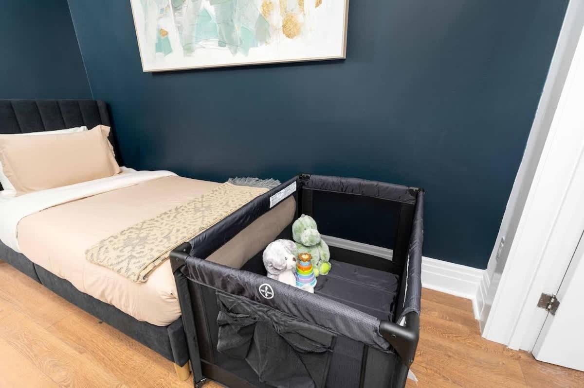 1br Near Queen West * Toronto