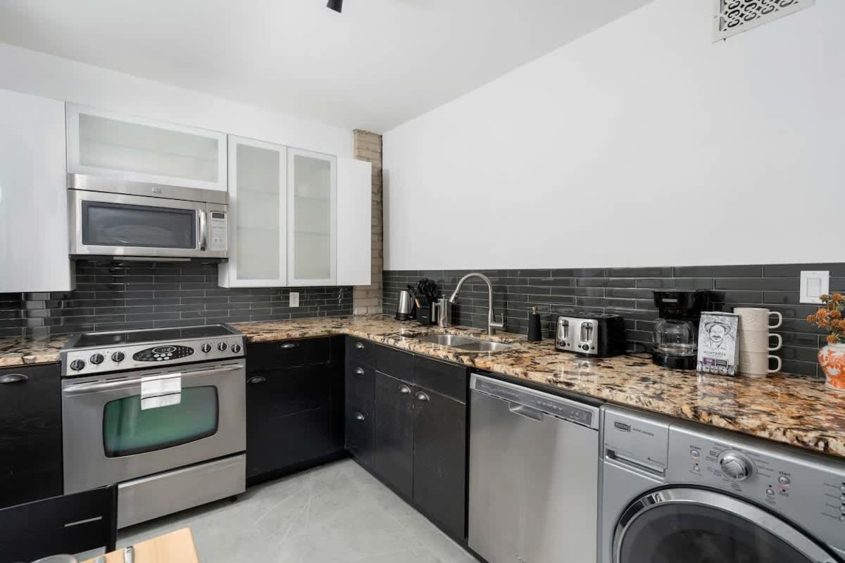 1br Near Queen West Holiday home *