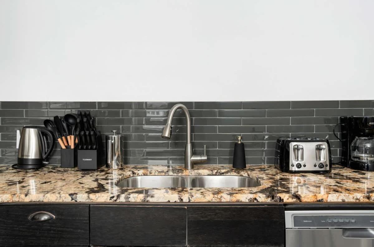 1br Near Queen West *
