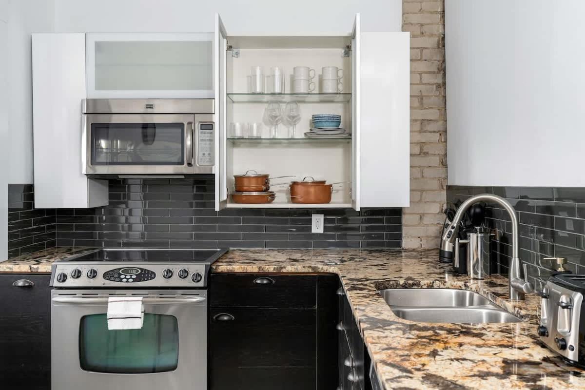1br Near Queen West *