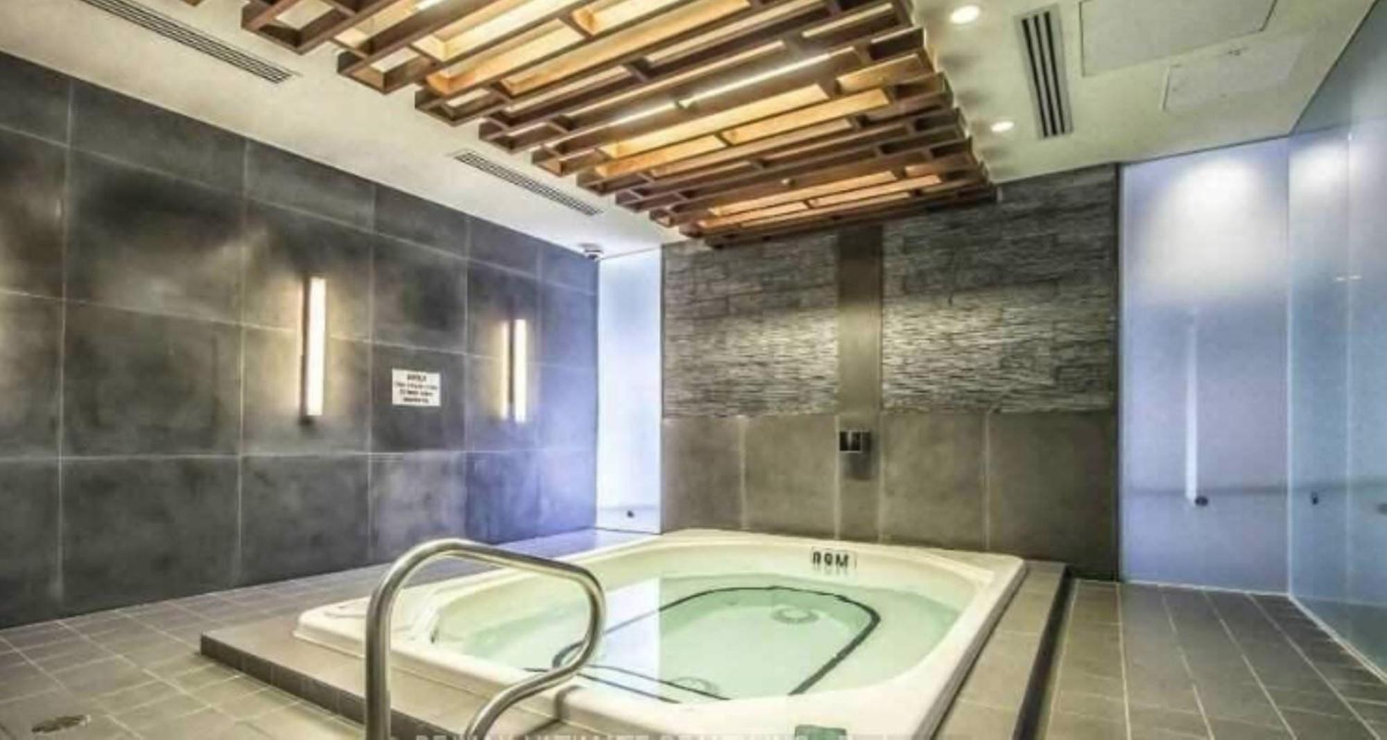 Lux 300 Front Cn Tower View & Free Parking Apartment *