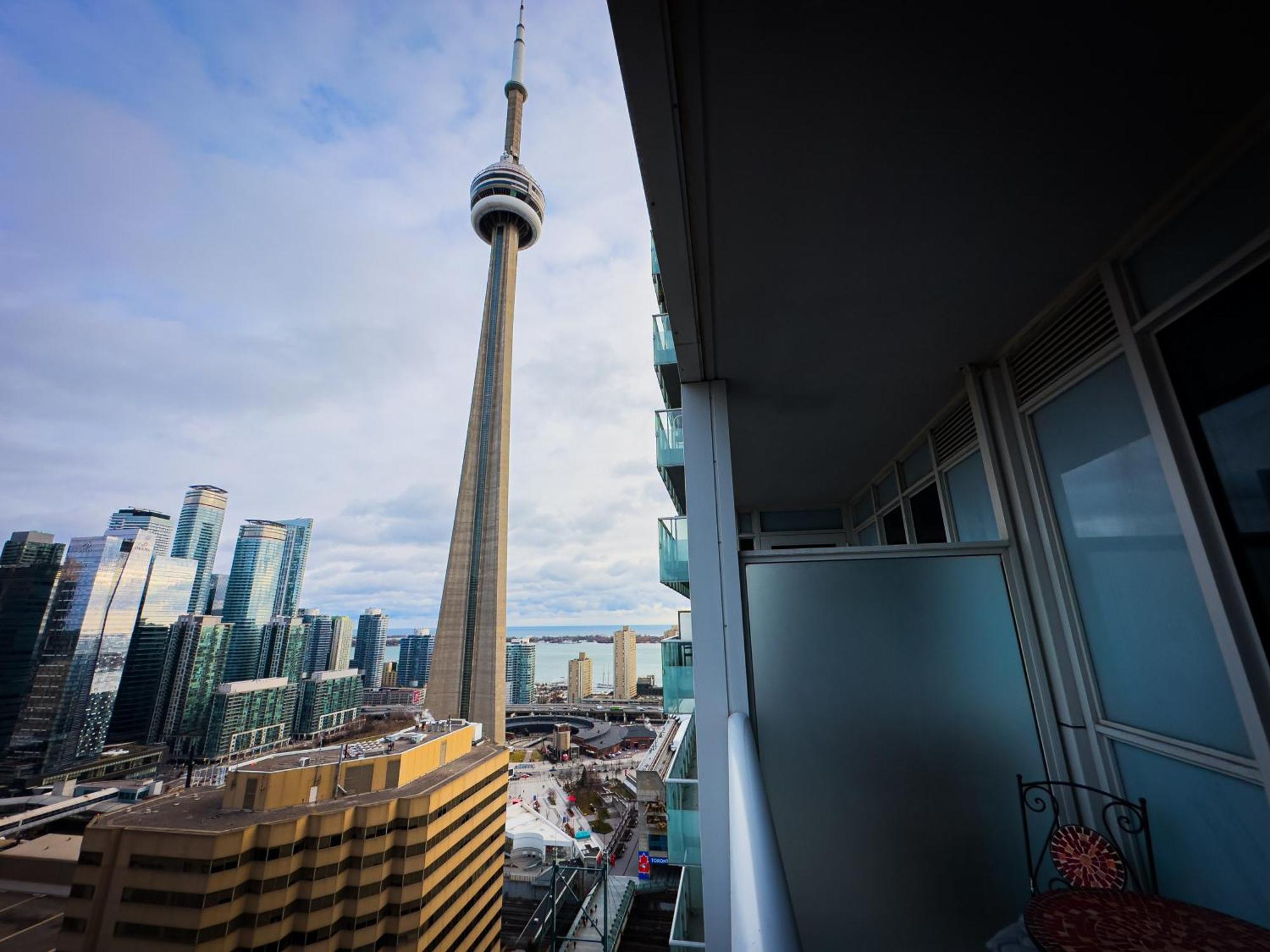 Lux 300 Front Cn Tower View & Free Parking *
