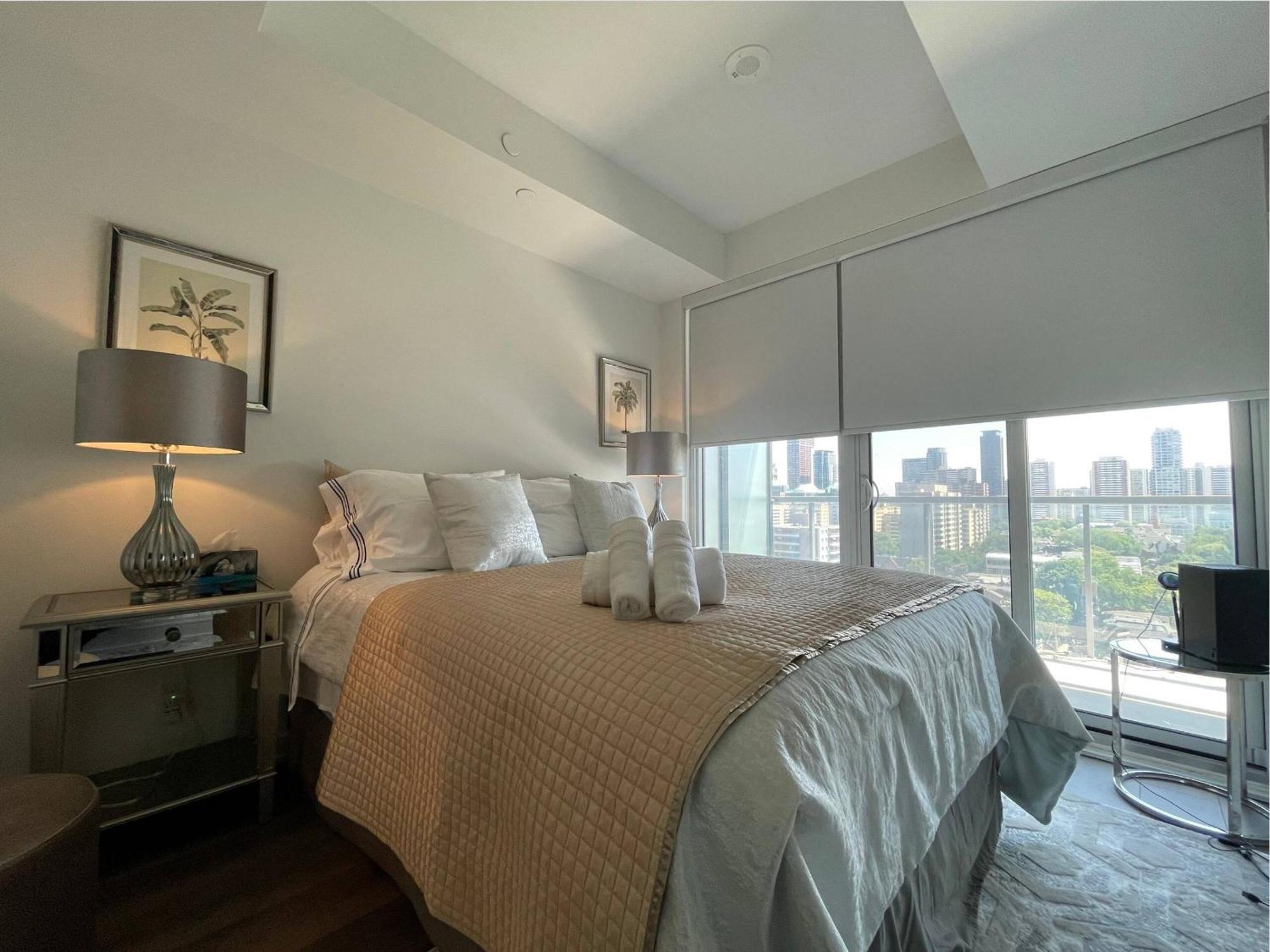 Bloor & Yonge Luxury Apartment