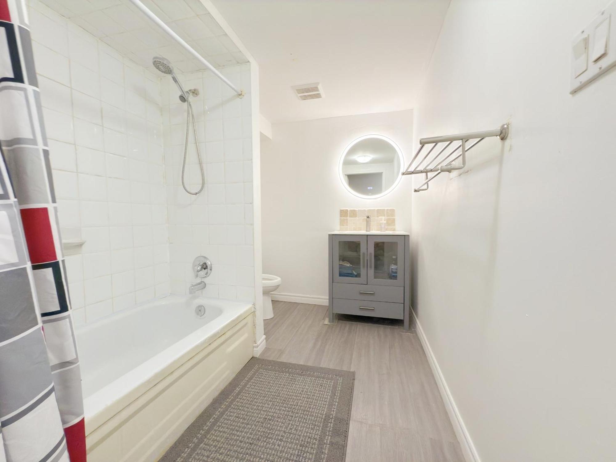 Simple & Budget Close To Utsc & Centennial Guest house *