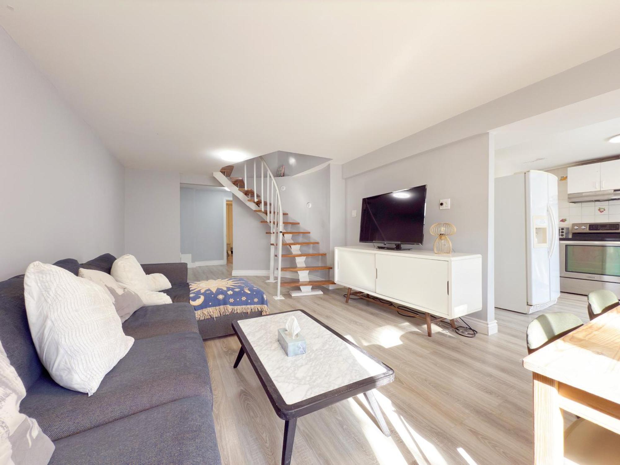 Simple & Budget Close To Utsc & Centennial Guest house