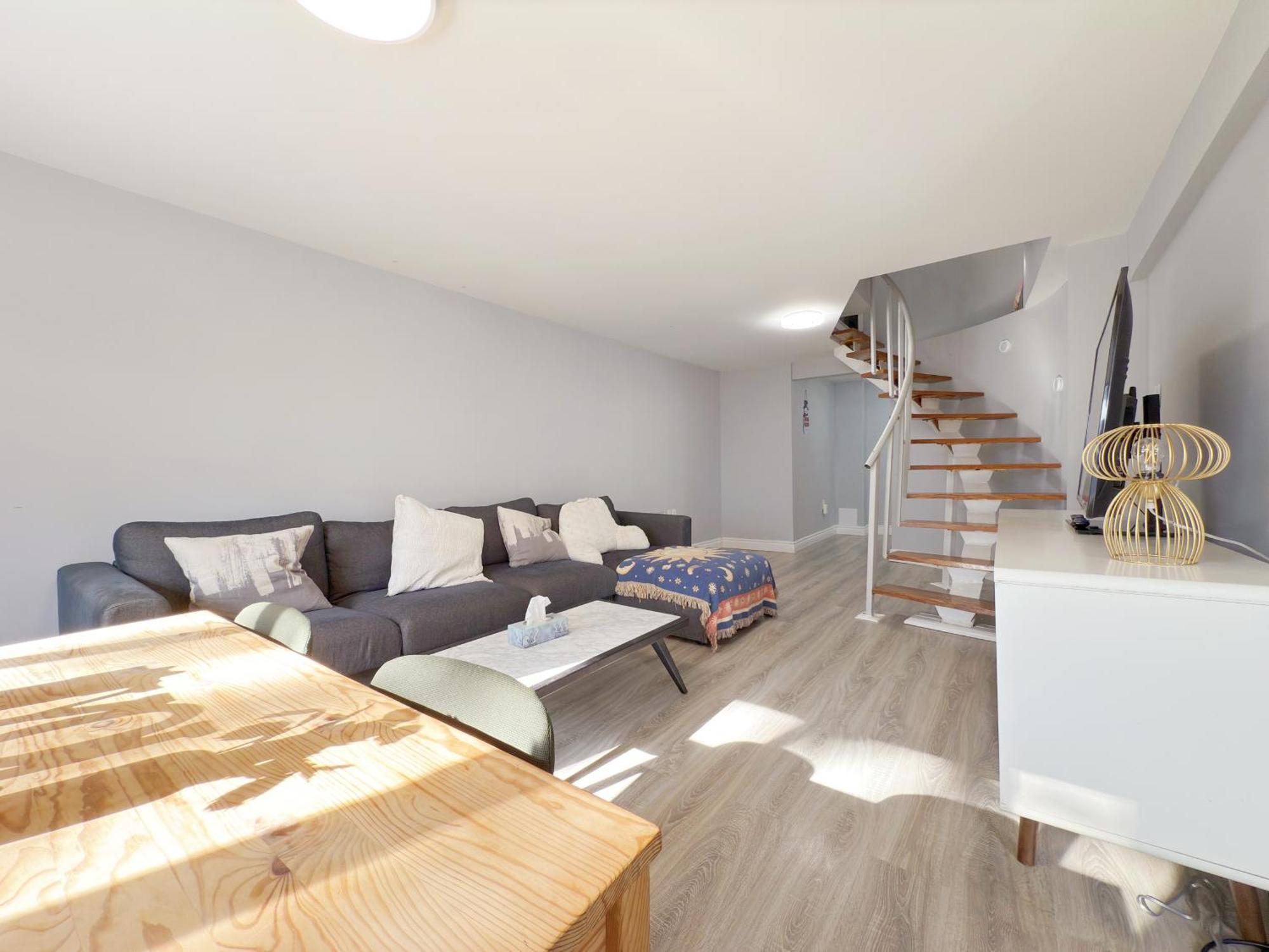 Simple & Budget Close To Utsc & Centennial *