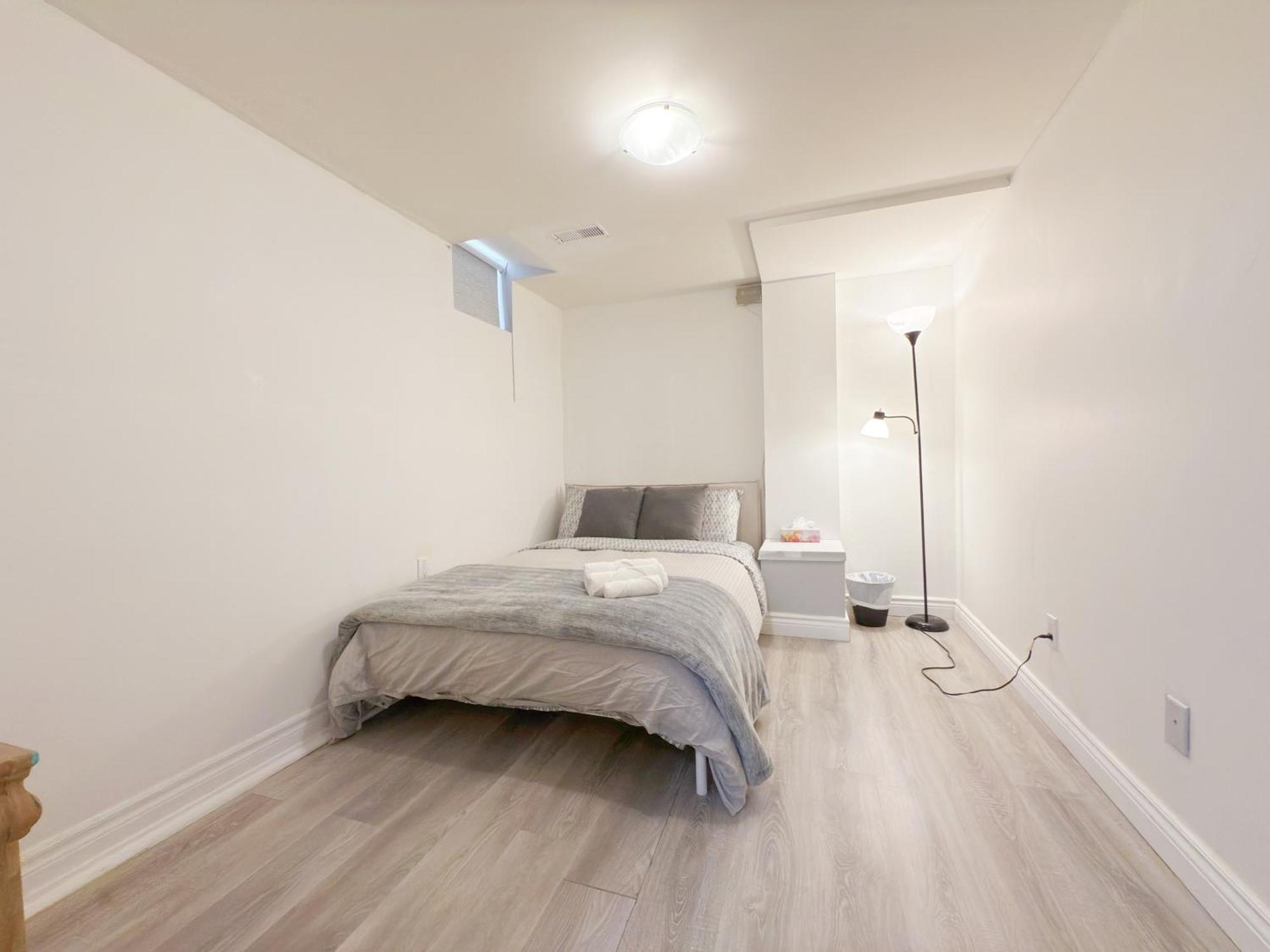 Simple & Budget Close To Utsc & Centennial Guest house *