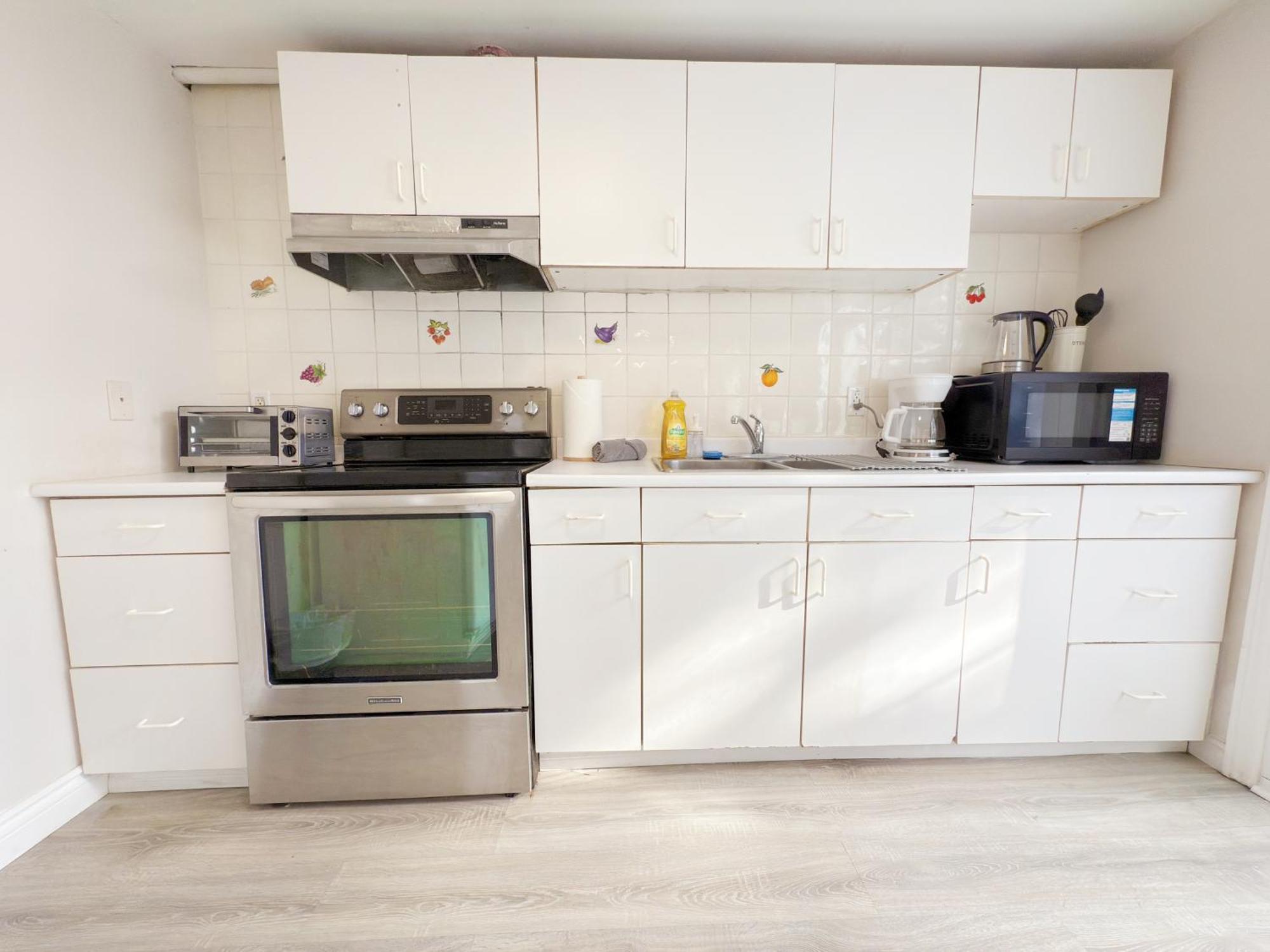 Simple & Budget Close To Utsc & Centennial Guest house