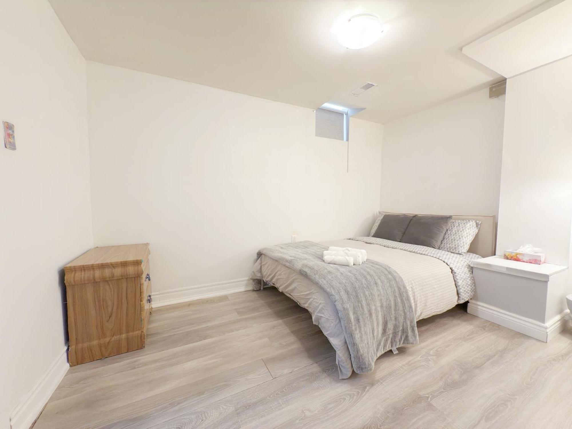 Simple & Budget Close To Utsc & Centennial Guest house Toronto