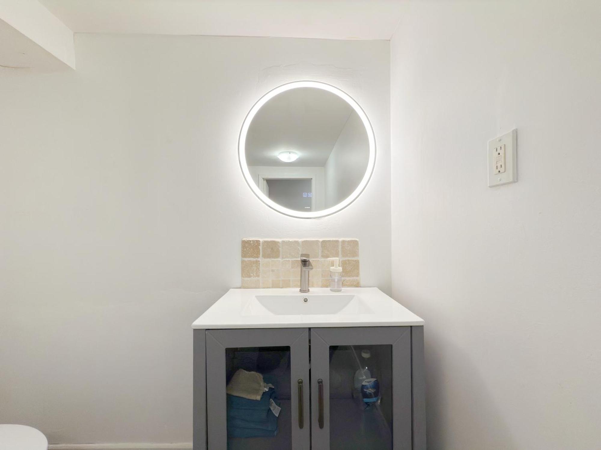 Simple & Budget Close To Utsc & Centennial *