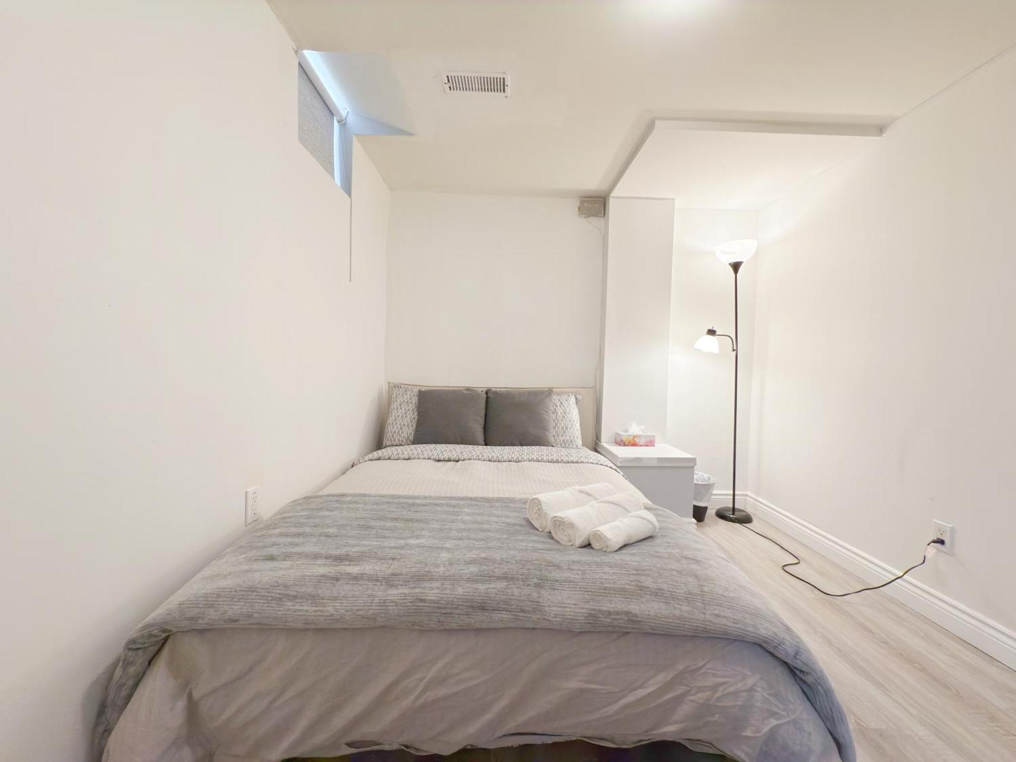 Simple & Budget Close To Utsc & Centennial Guest house
