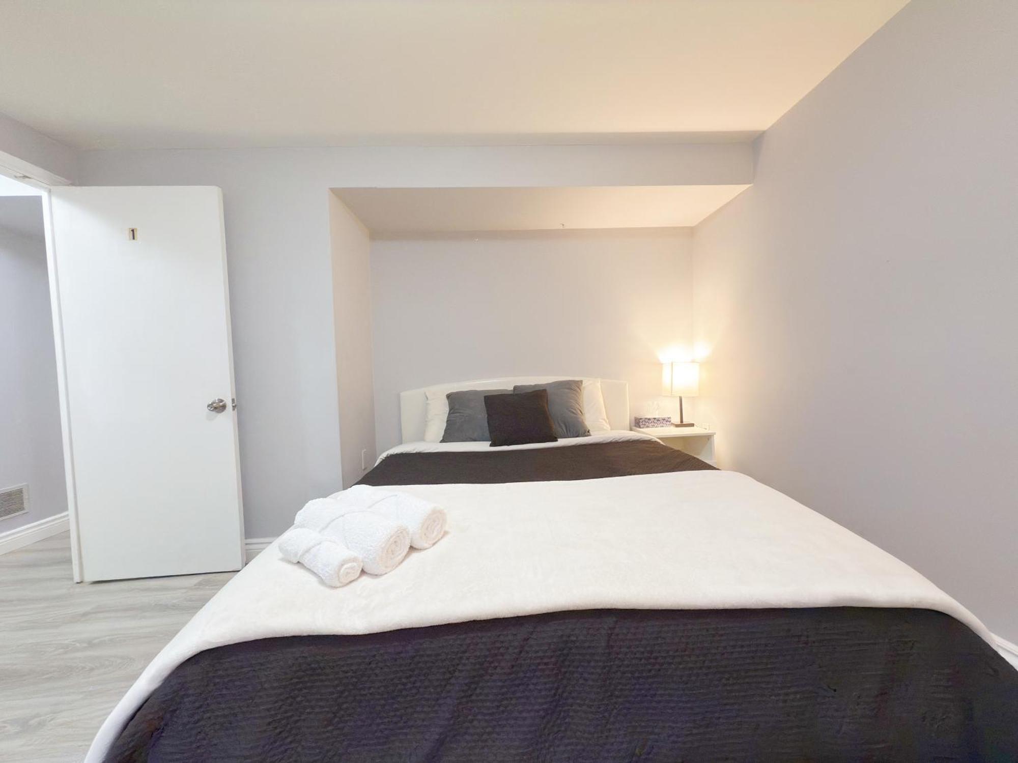 Simple & Budget Close To Utsc & Centennial Guest house *