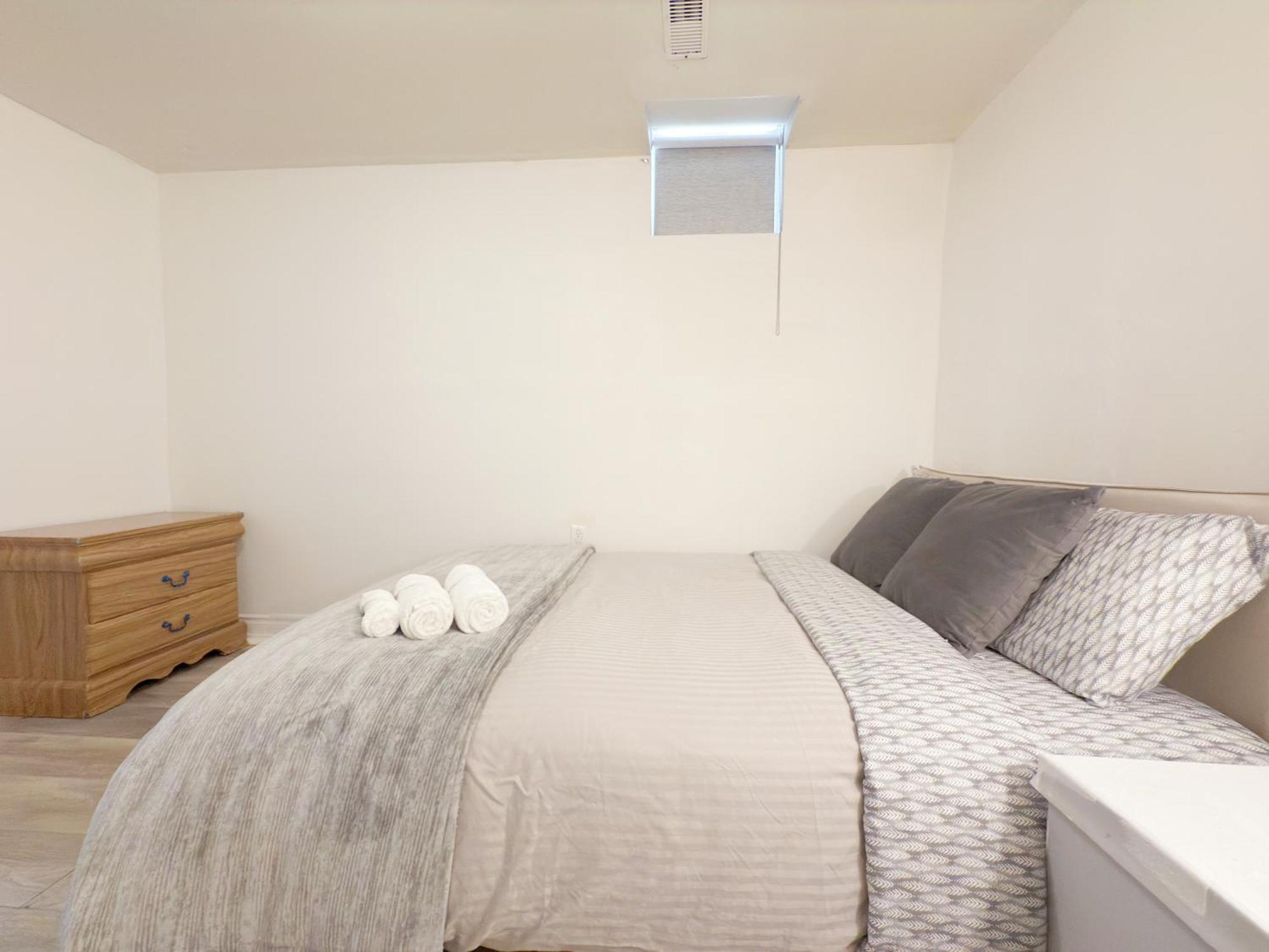 Simple & Budget Close To Utsc & Centennial *