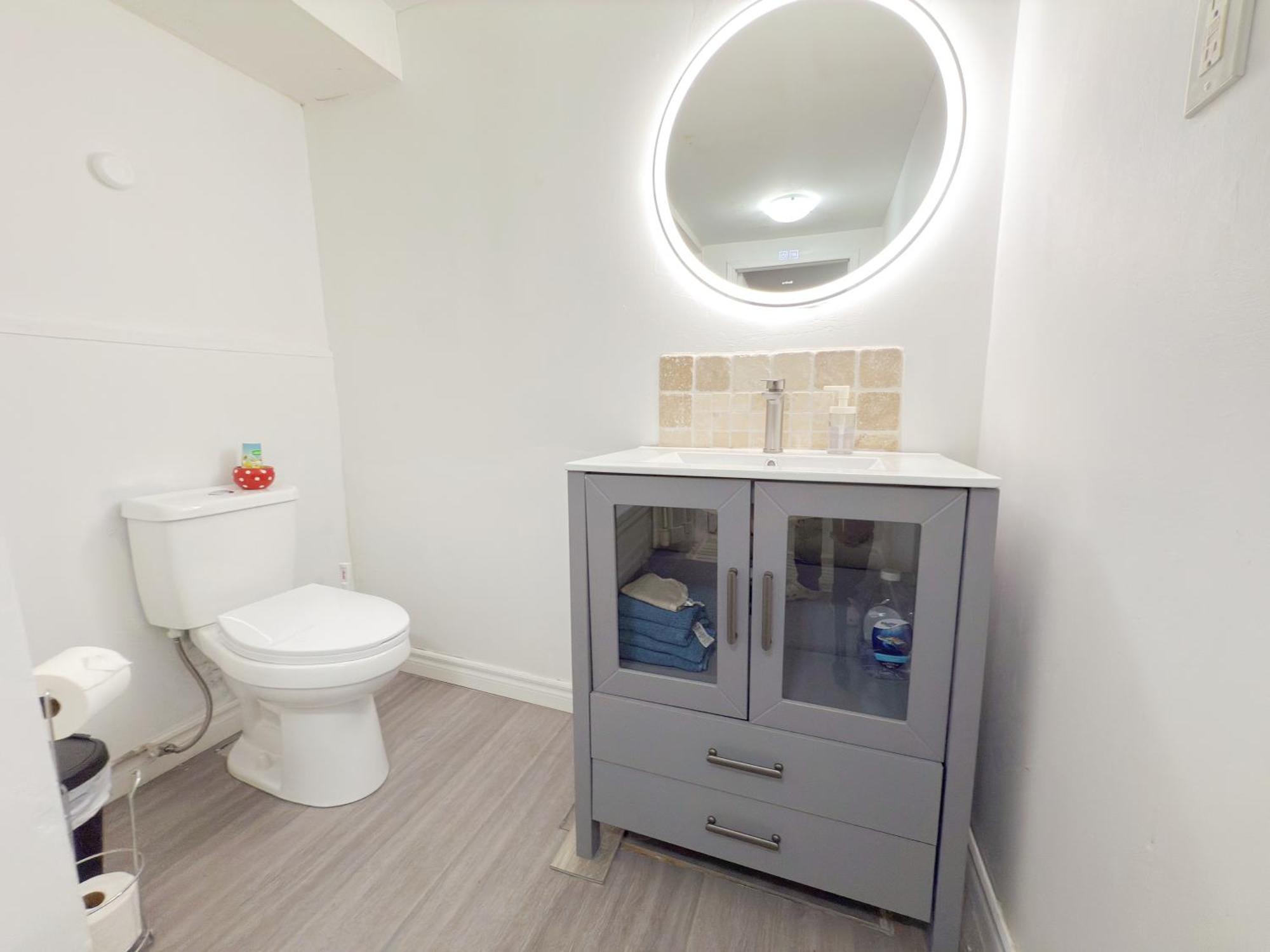 Simple & Budget Close To Utsc & Centennial Guest house