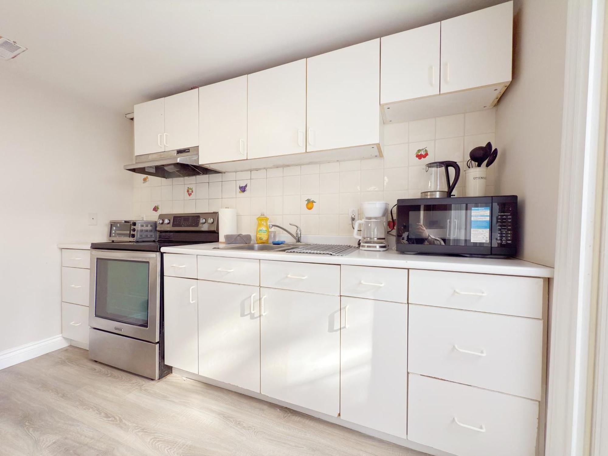 Simple & Budget Close To Utsc & Centennial Guest house