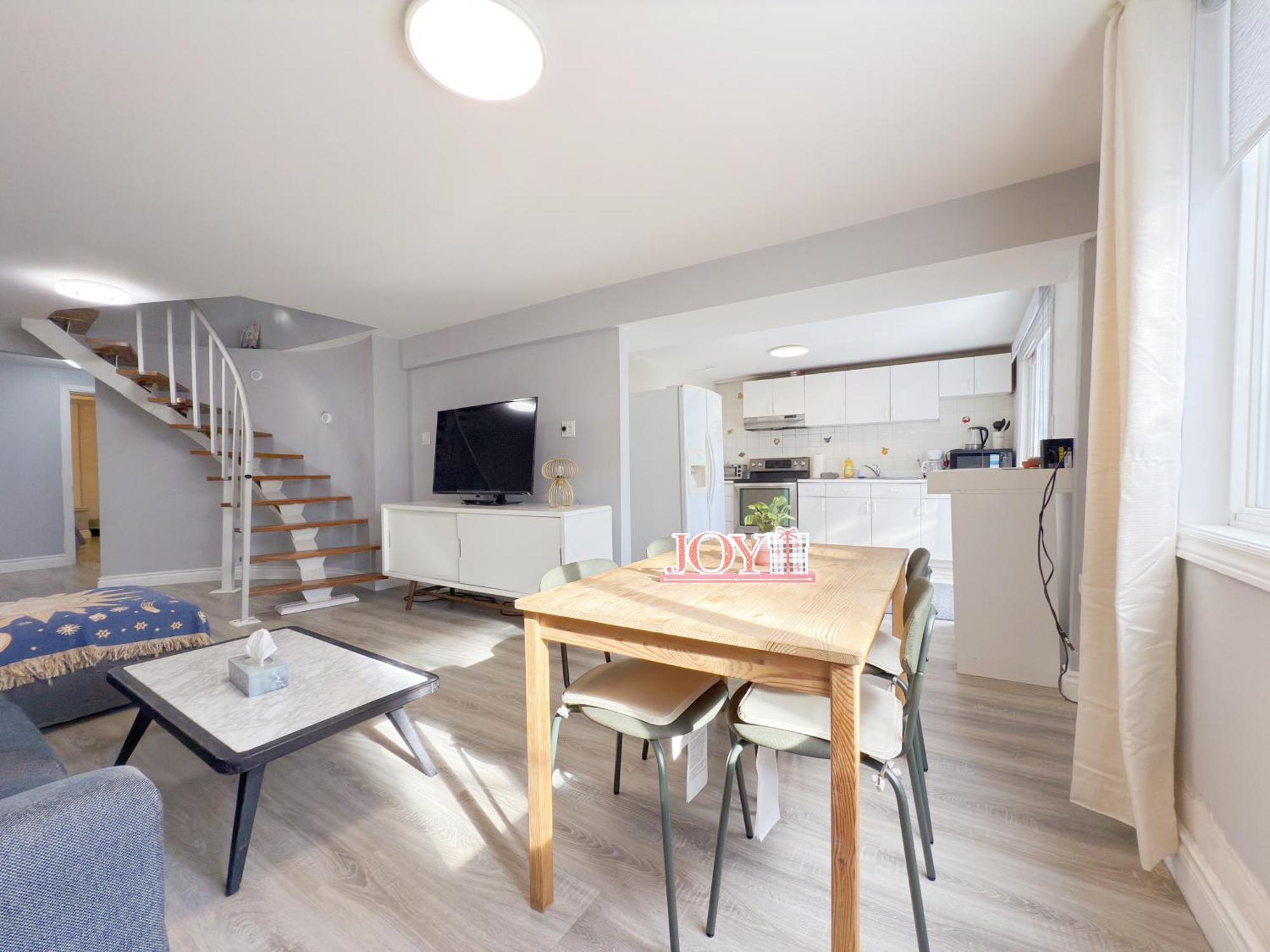 Simple & Budget Close To Utsc & Centennial Guest house *