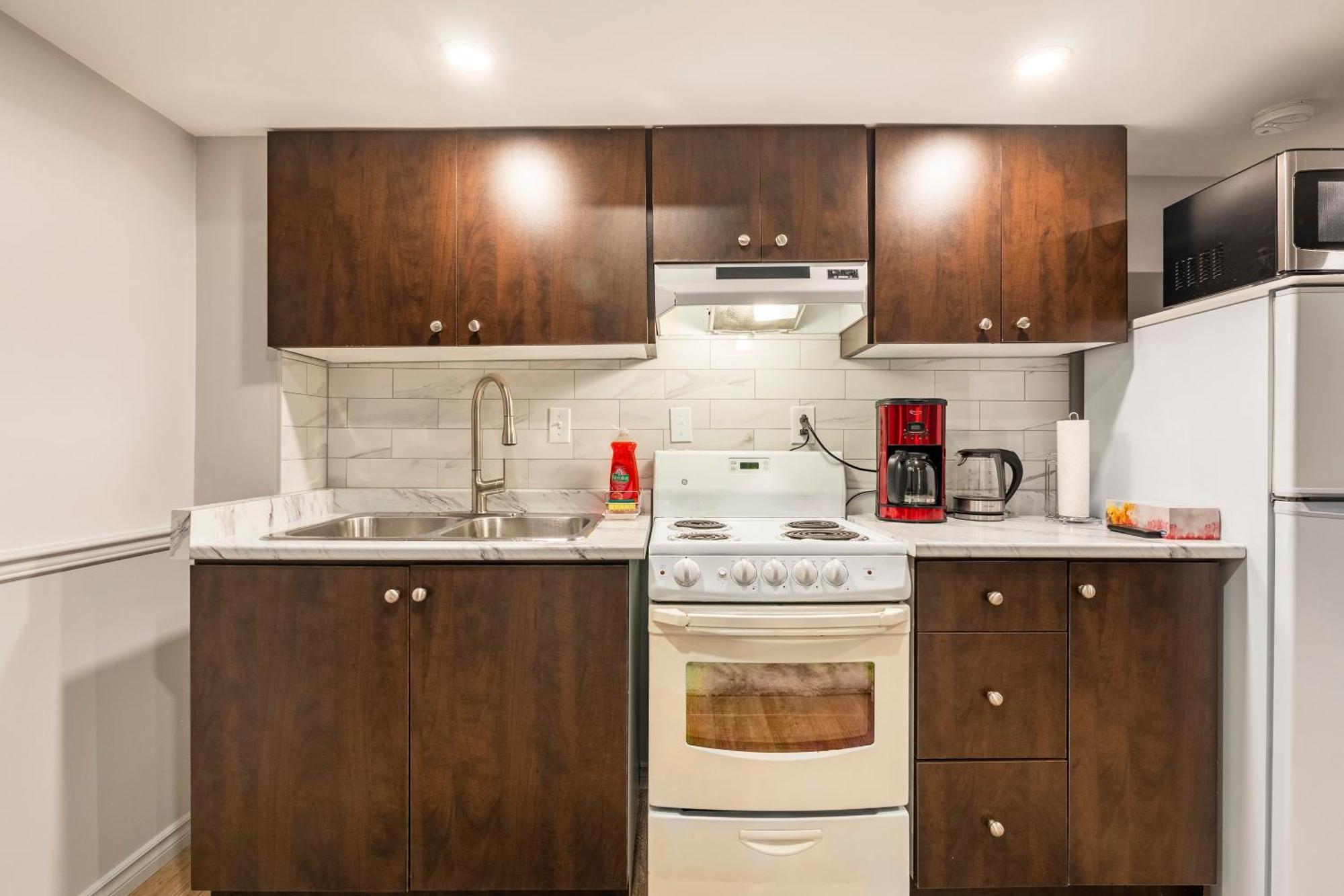 Modern, Basement Apartment, Close To Airport Privatunterkunft