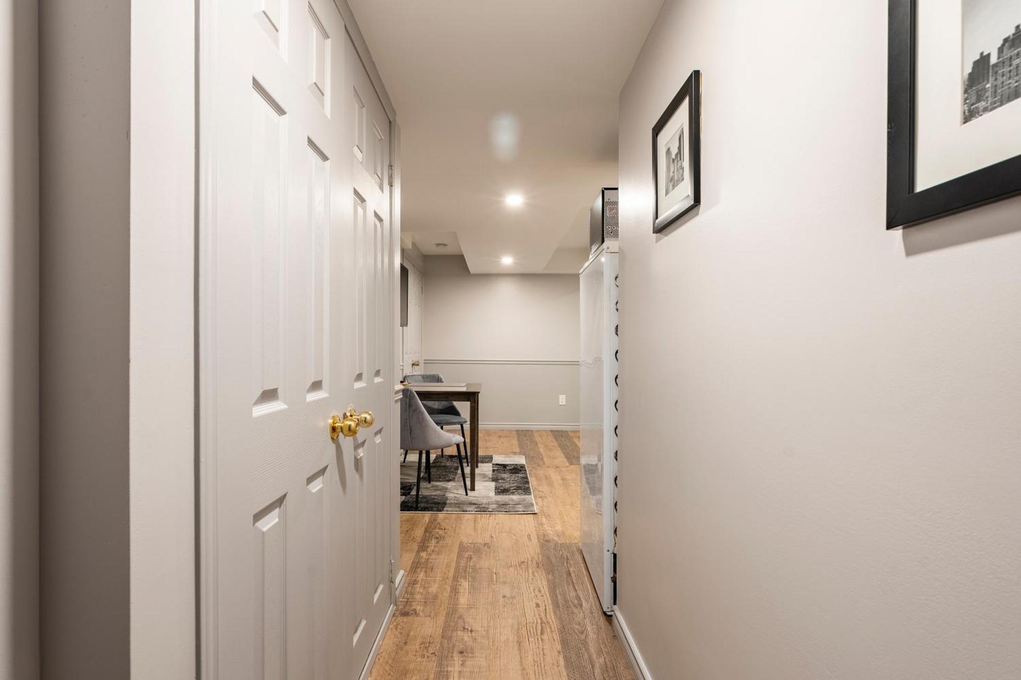 Modern, Basement Apartment, Close To Airport Privatunterkunft *