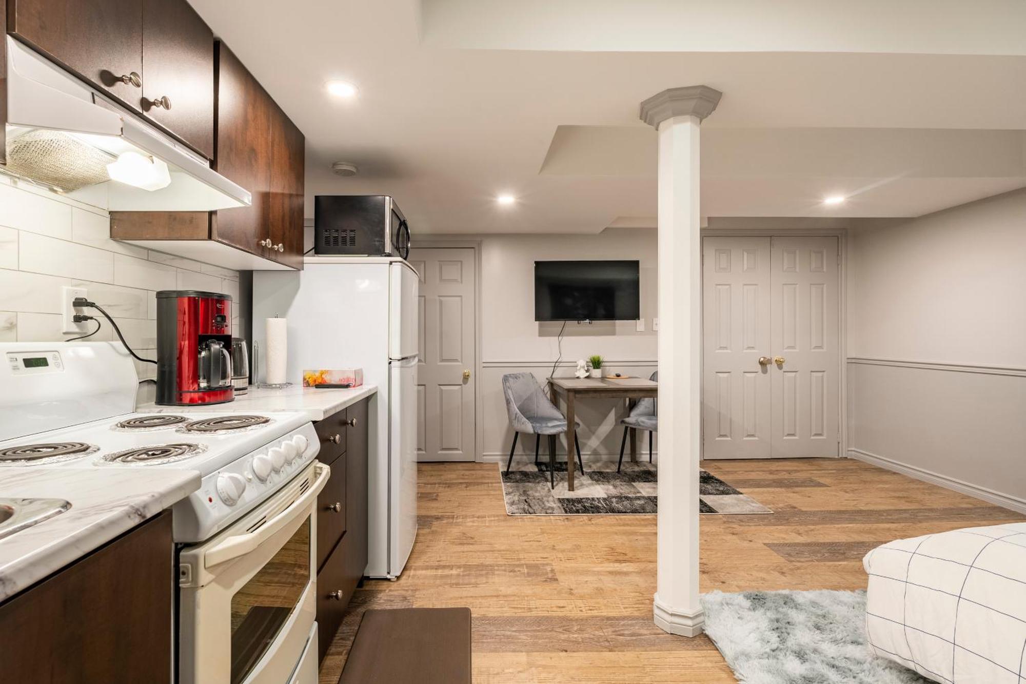 Modern, Basement Apartment, Close To Airport Privatunterkunft *