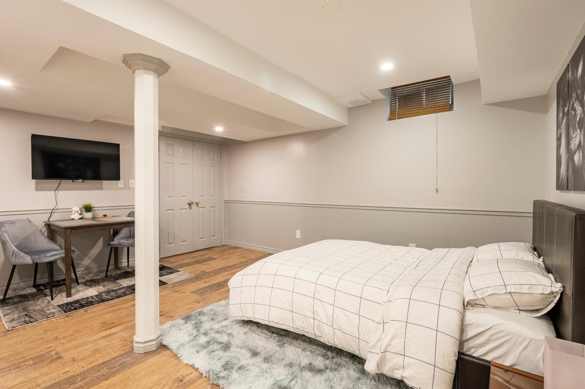 Modern, Basement Apartment, Close To Airport Privatunterkunft
