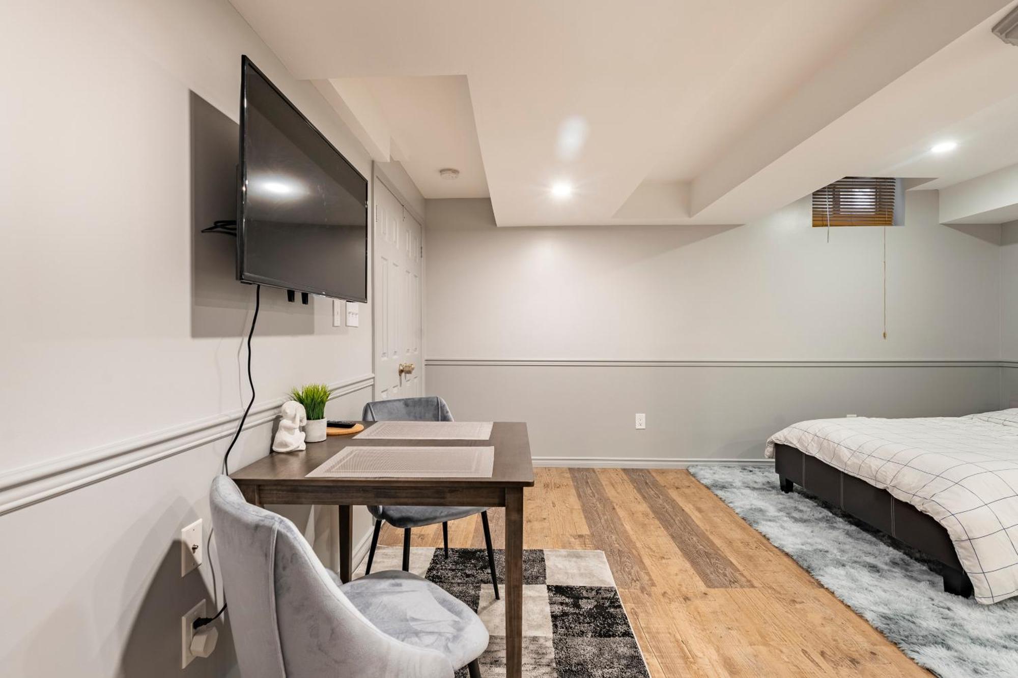 Privatunterkunft Modern, Basement Apartment, Close To Airport