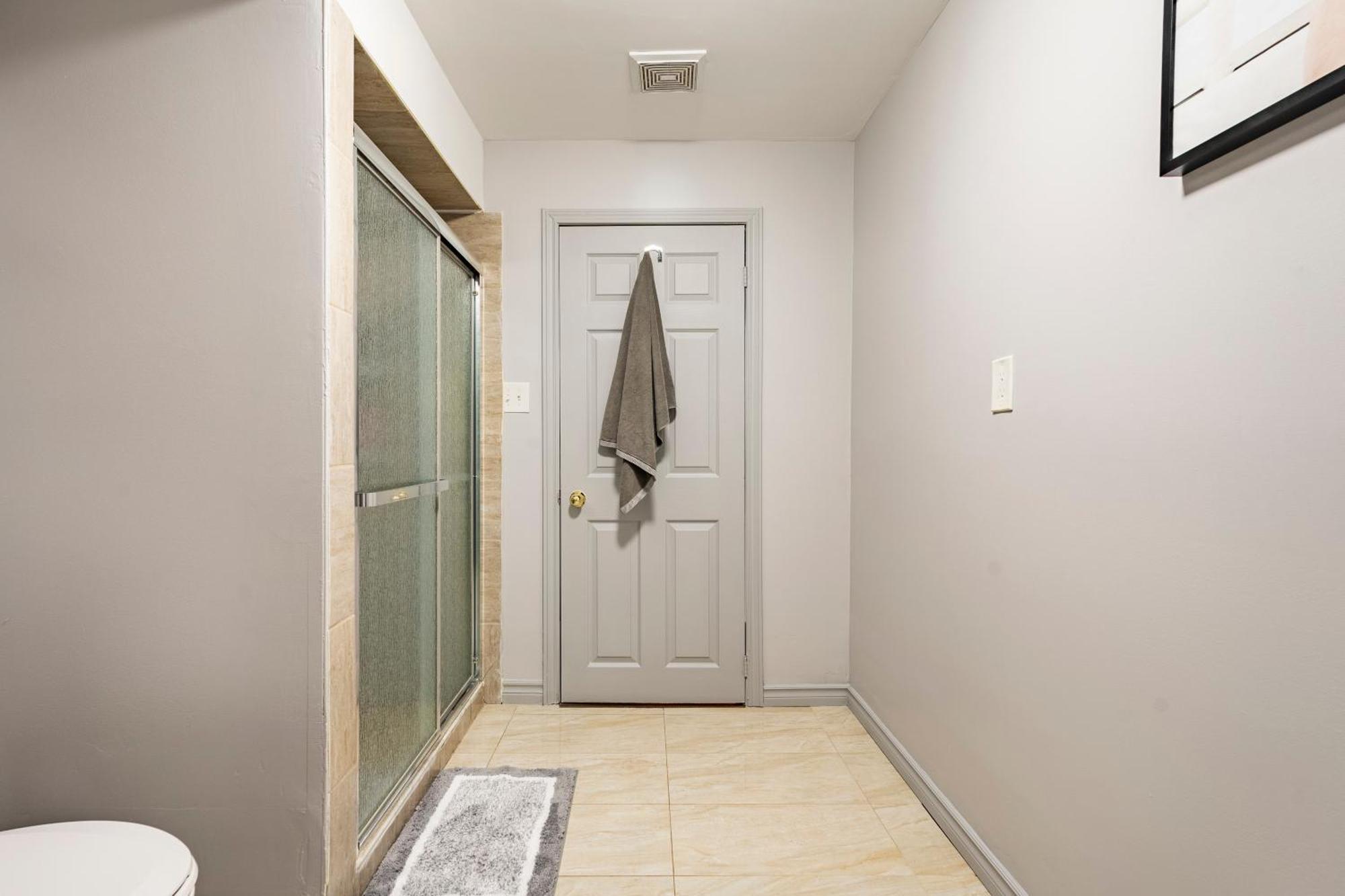 Modern, Basement Apartment, Close To Airport Privatunterkunft Toronto