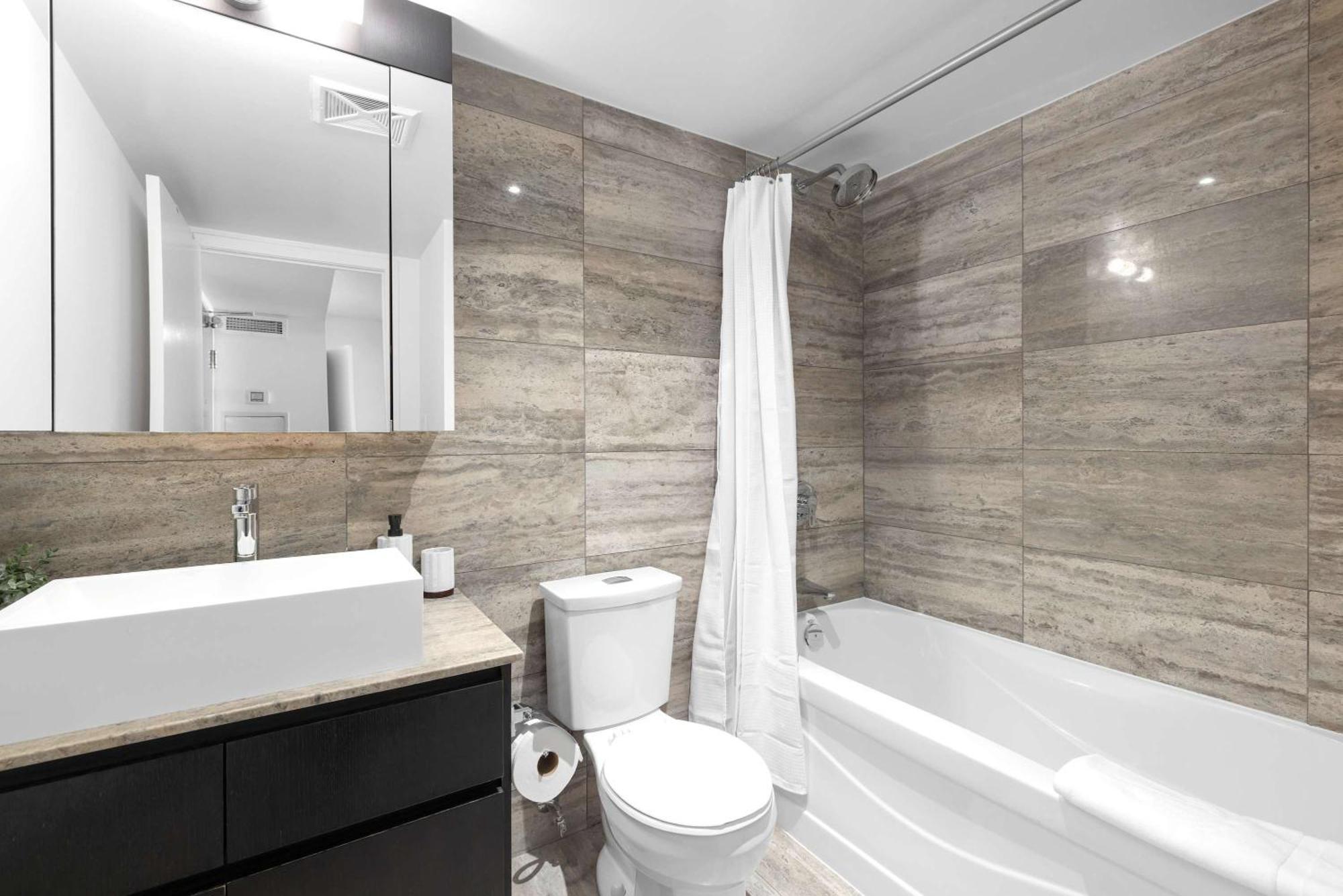 Prime Location Rogers Centre Sleeps 6 Parking