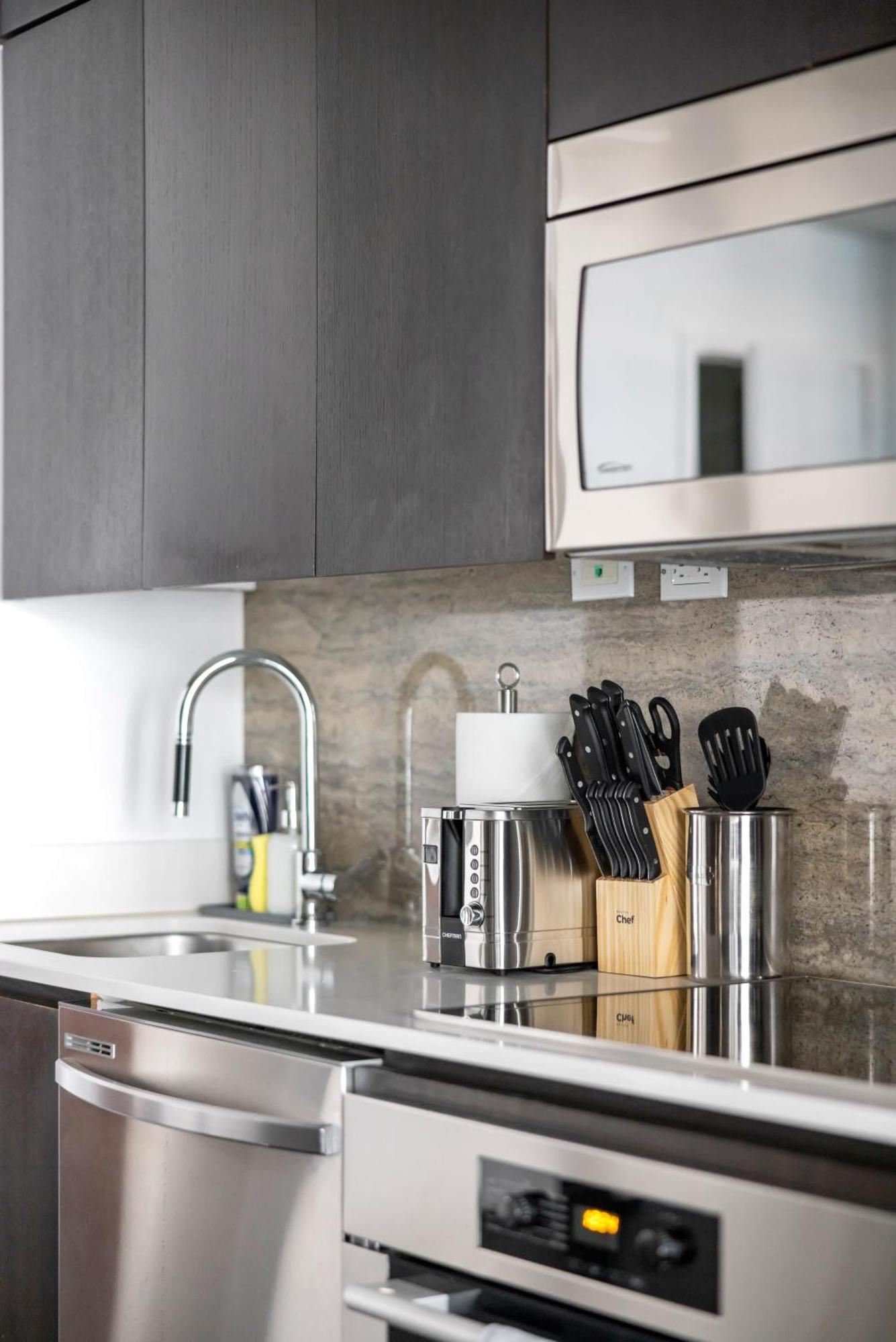 Prime Location Rogers Centre Sleeps 6 Parking *