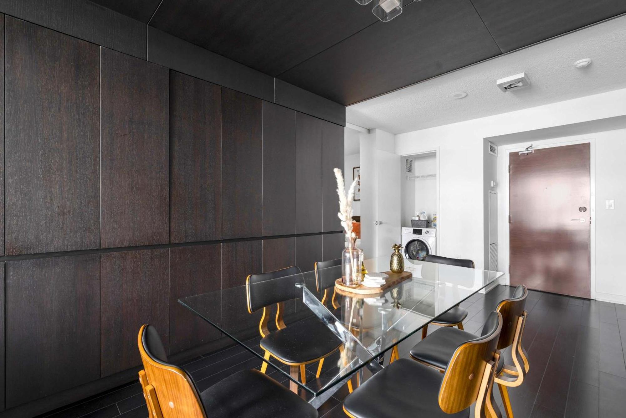 Prime Location Rogers Centre Sleeps 6 Parking