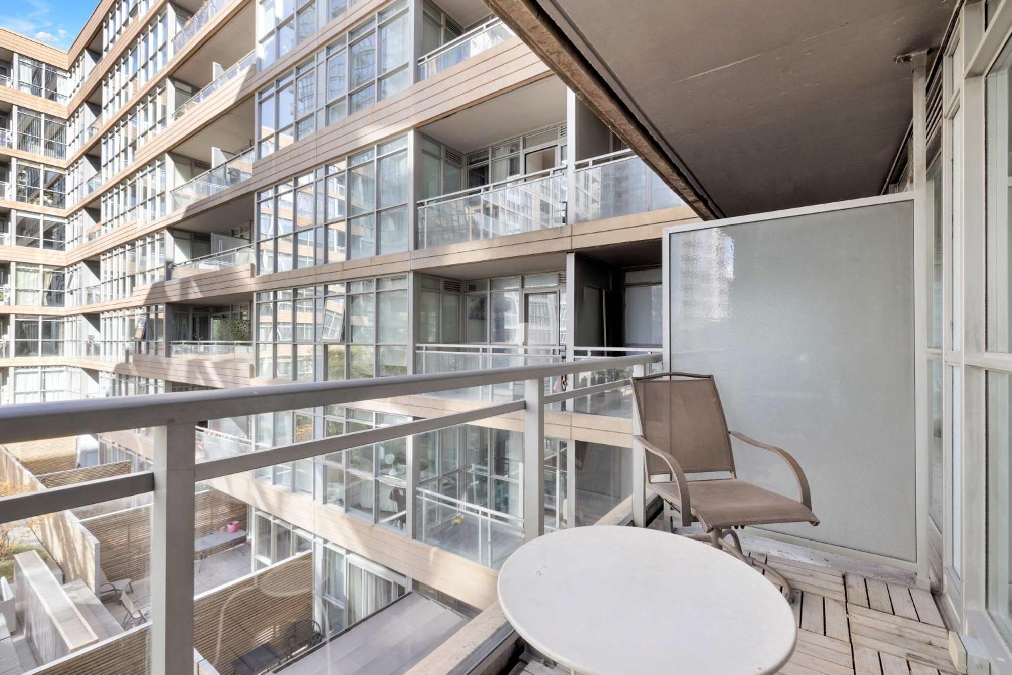 Prime Location Rogers Centre Sleeps 6 Parking Apartment