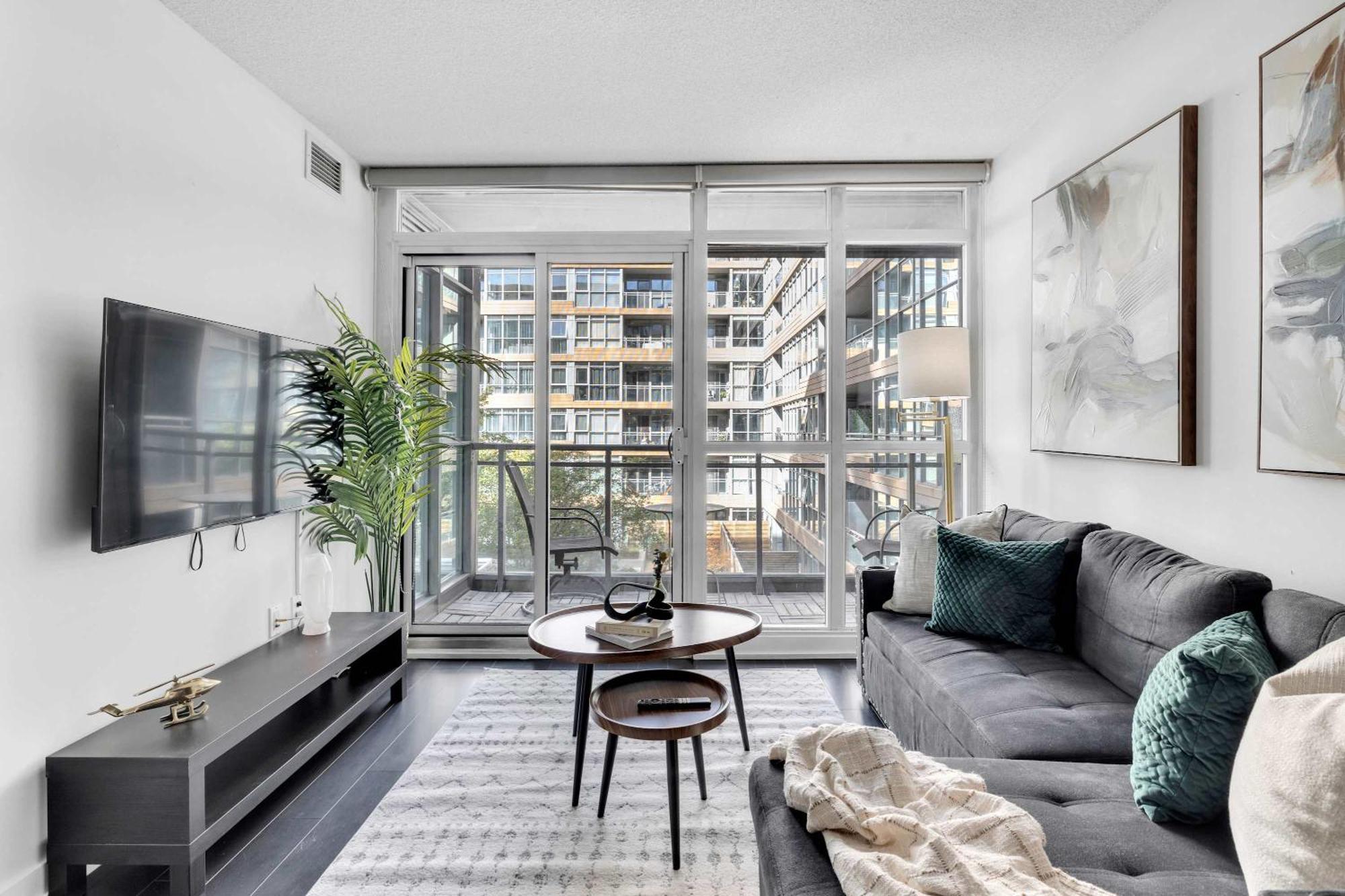 Prime Location Rogers Centre Sleeps 6 Parking *