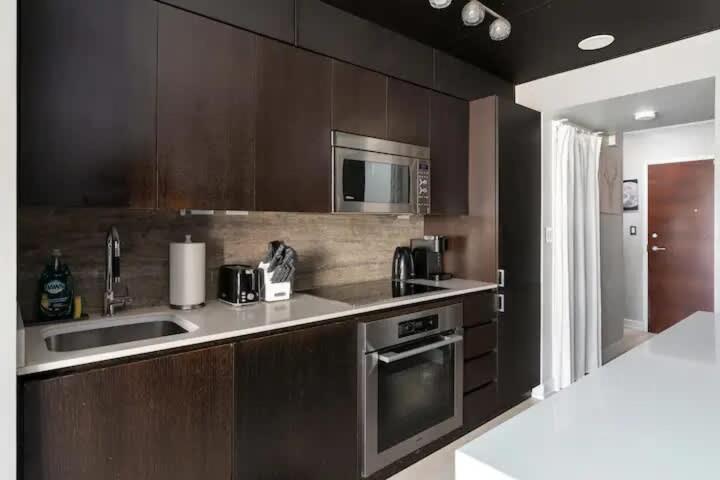 2br By Cn Tower & Waterfront Free Parking Apartment