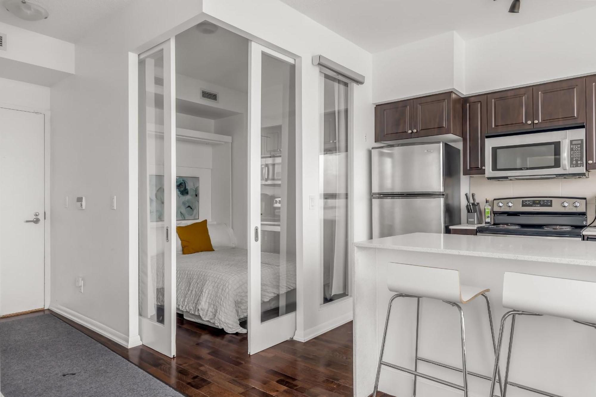 Apartment 2 Bedroom W/ Amazing Views & Parking Toronto