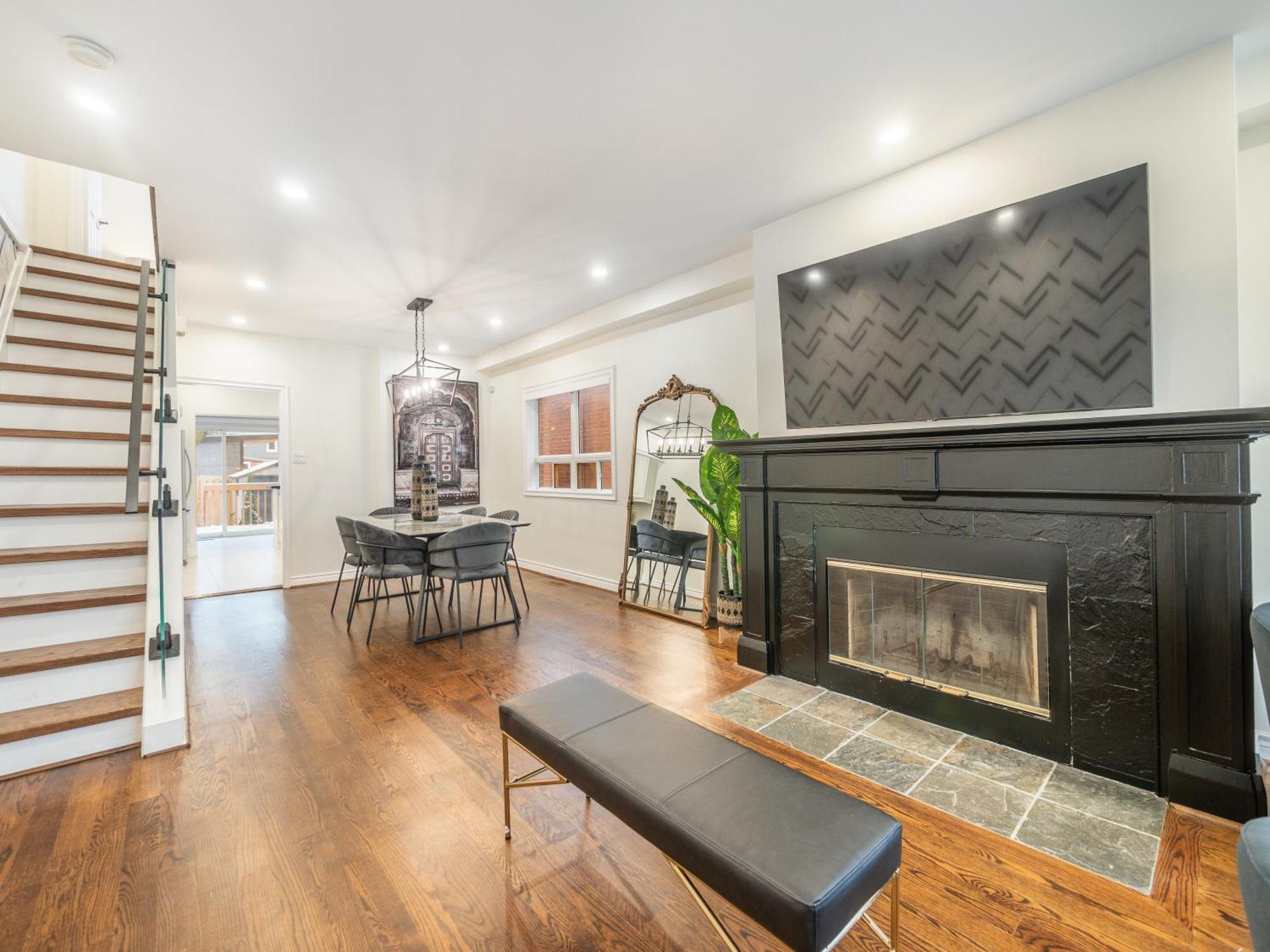 Designer 3br & 2wr Townhouse Apartment