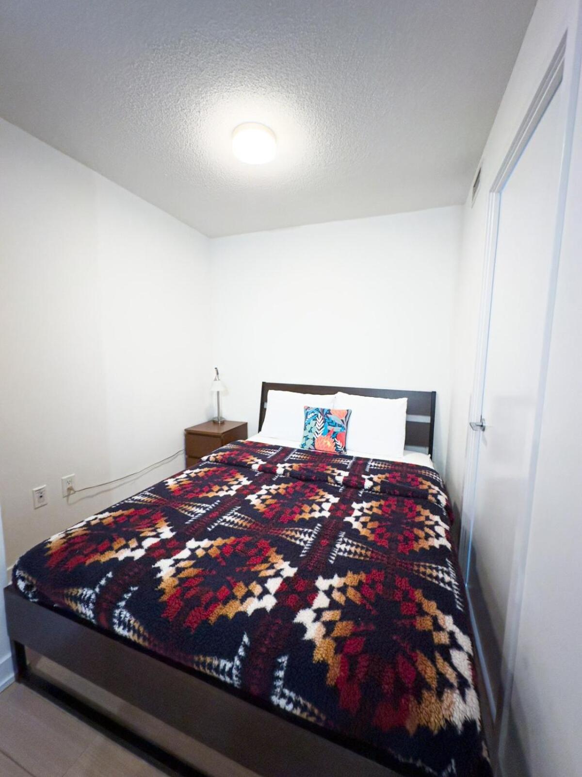 Comfy 2 Beds Lakeview Cn Tower Free Parking Apartment Toronto