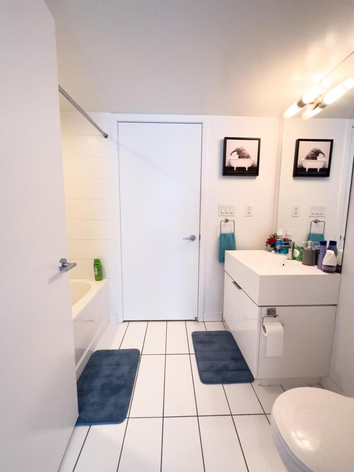 Comfy 2 Beds Lakeview Cn Tower Free Parking Apartment Toronto