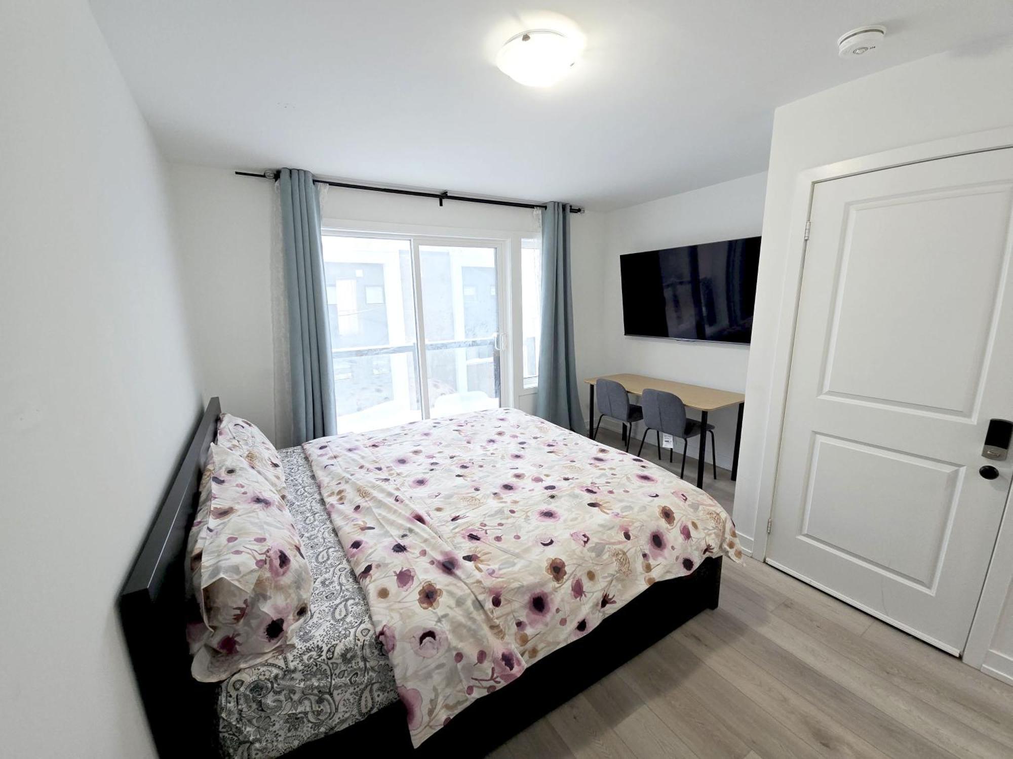 King Bed Tv Private Ensuite Retreat Bathroom Or Economical Double Bed Gasthof Toronto