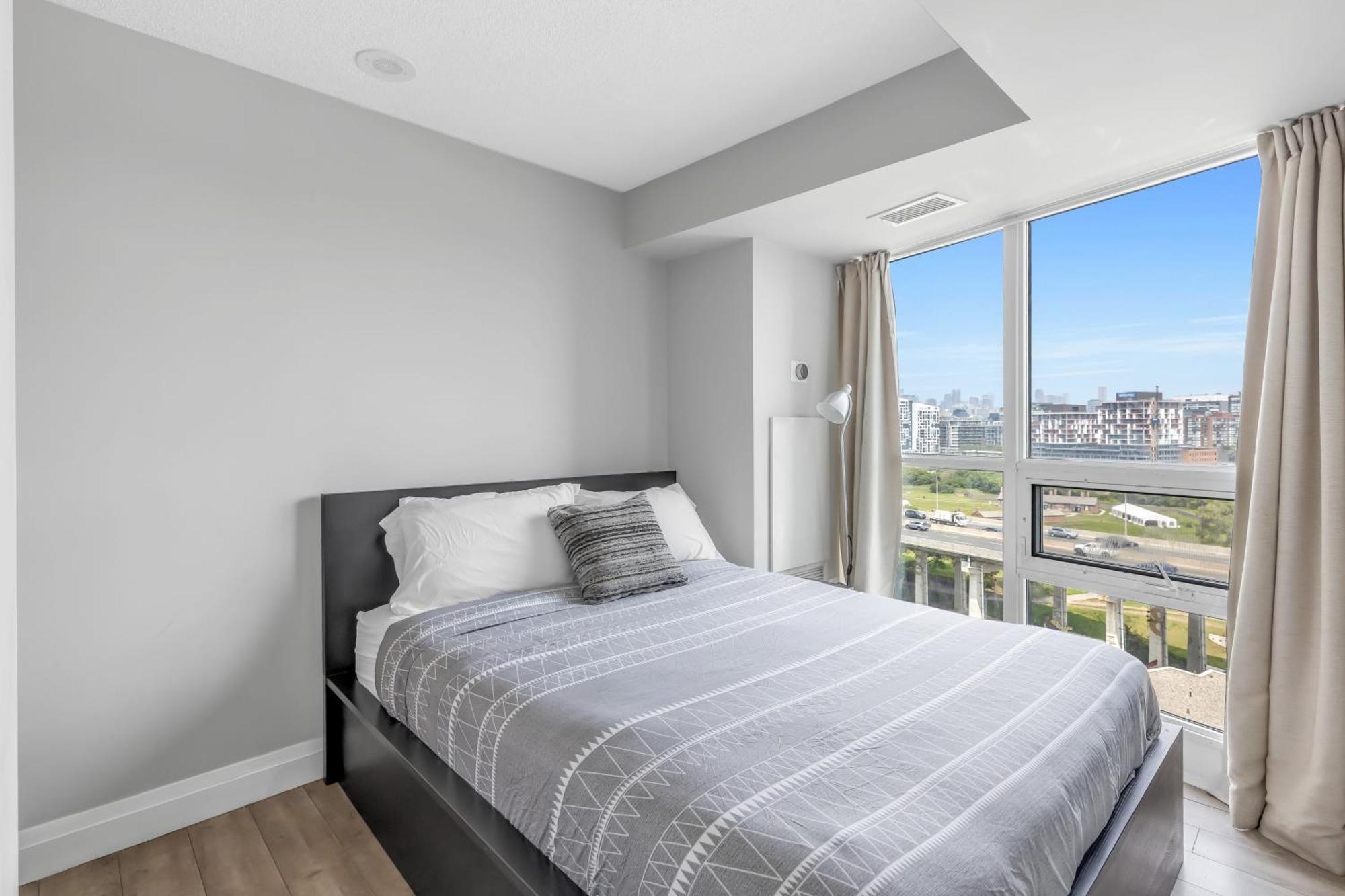 2 Bedroom With City Views With Free Parking And Pool Apartment Toronto