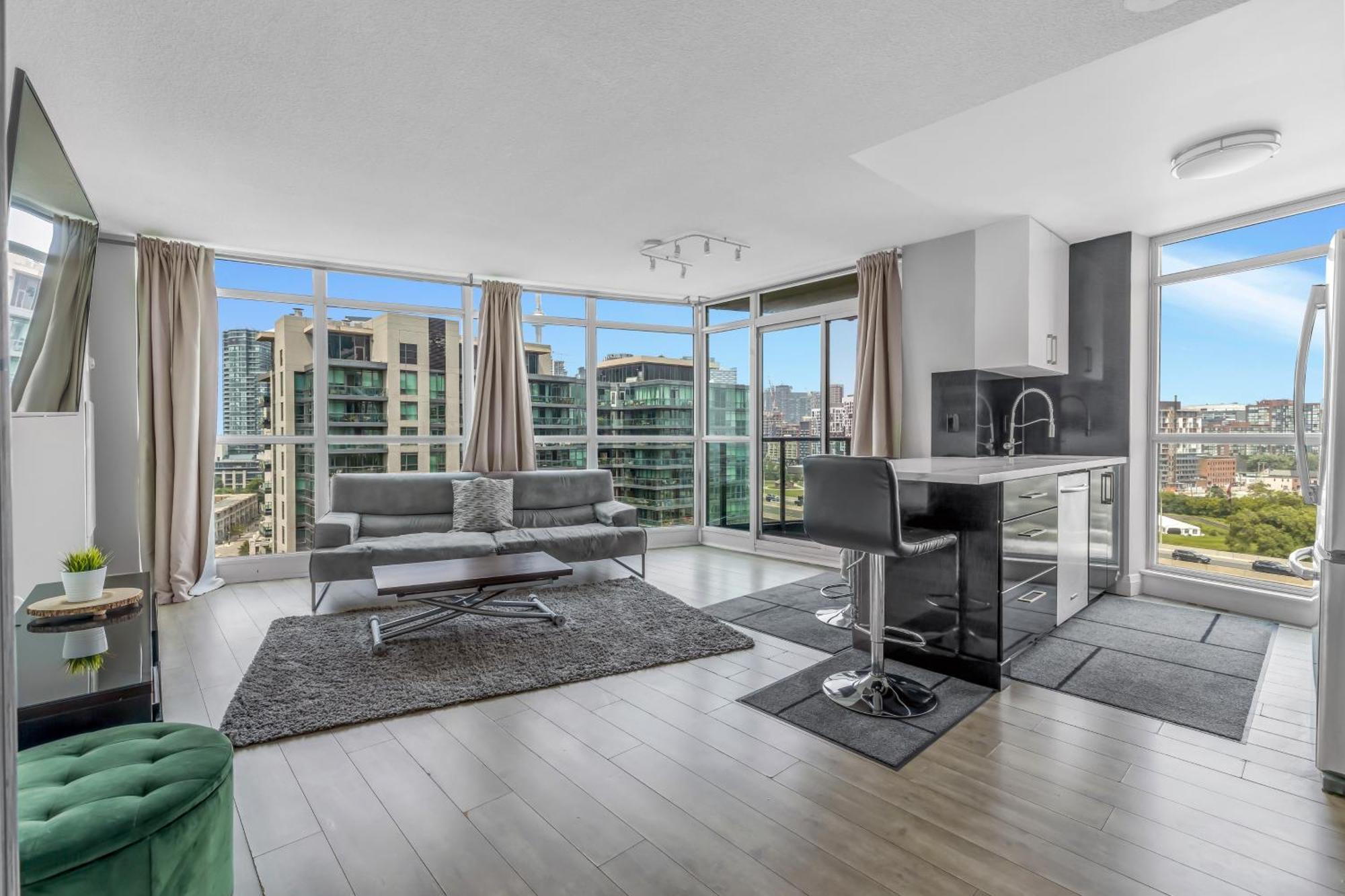 2 Bedroom With City Views With Free Parking And Pool * Toronto