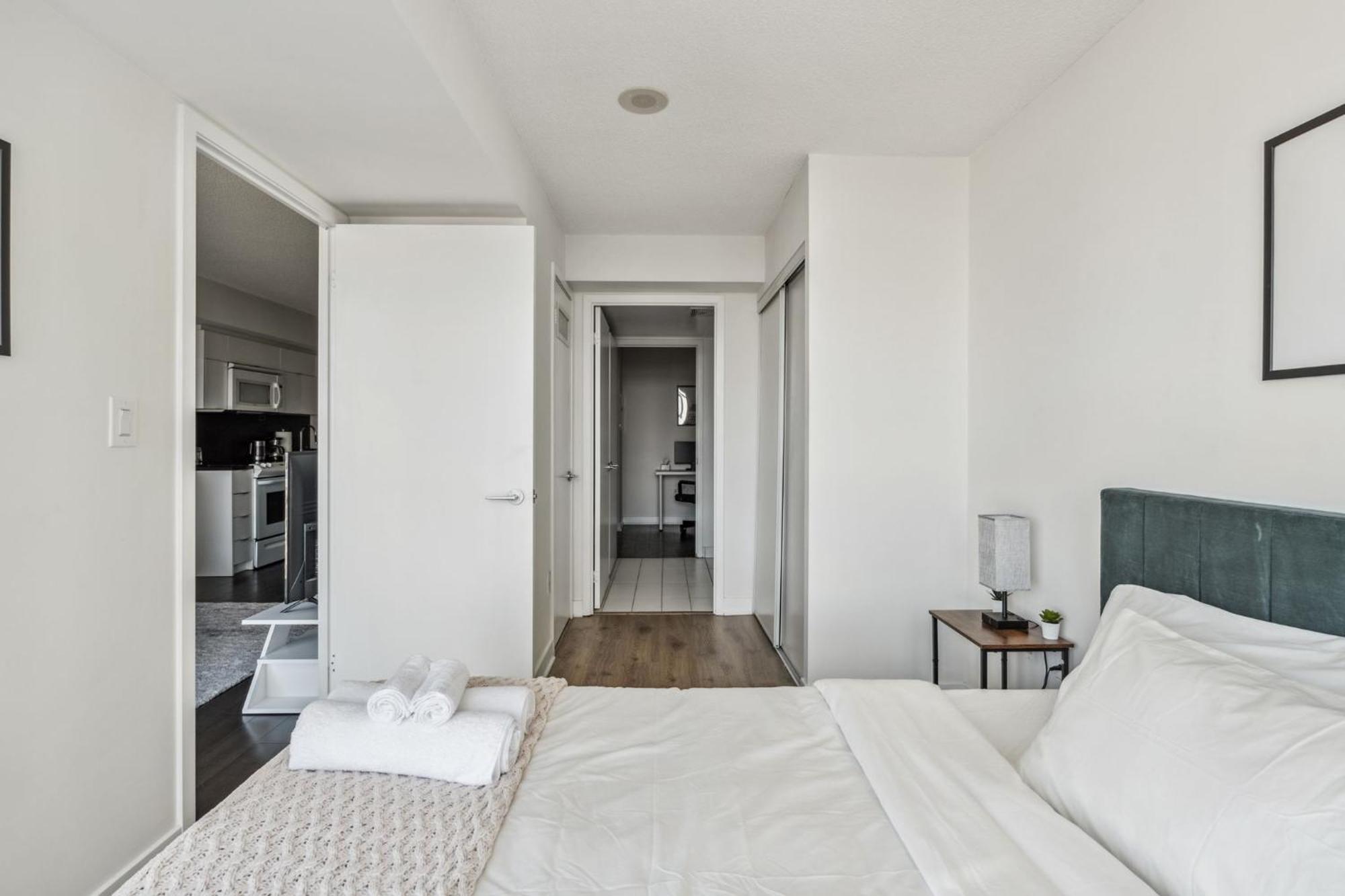 Elegant Condo, Views , Cityplace Downtown * Toronto