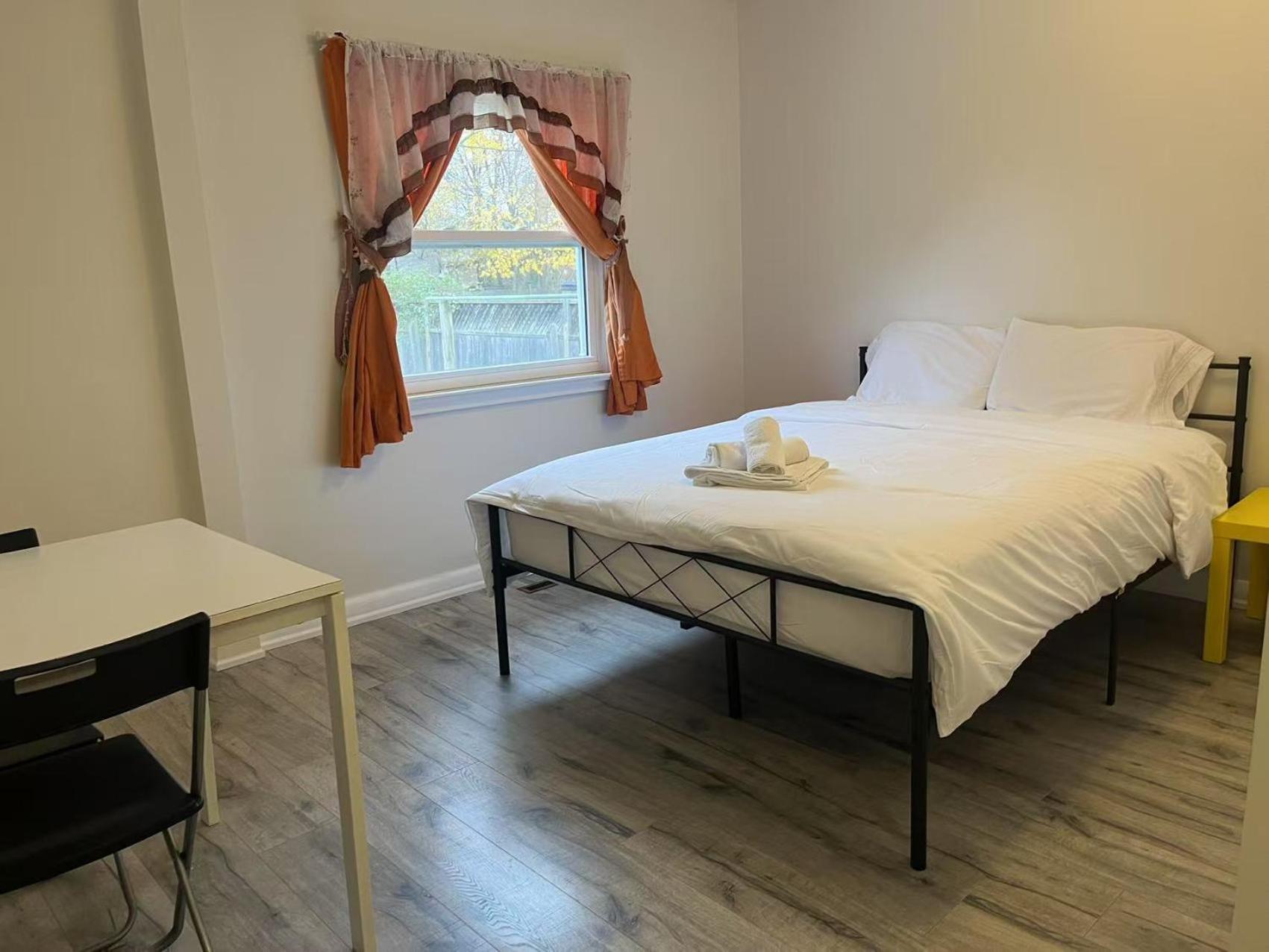 Ensuite Queen Sunshine & Convenience Near Finch Station Guest house *