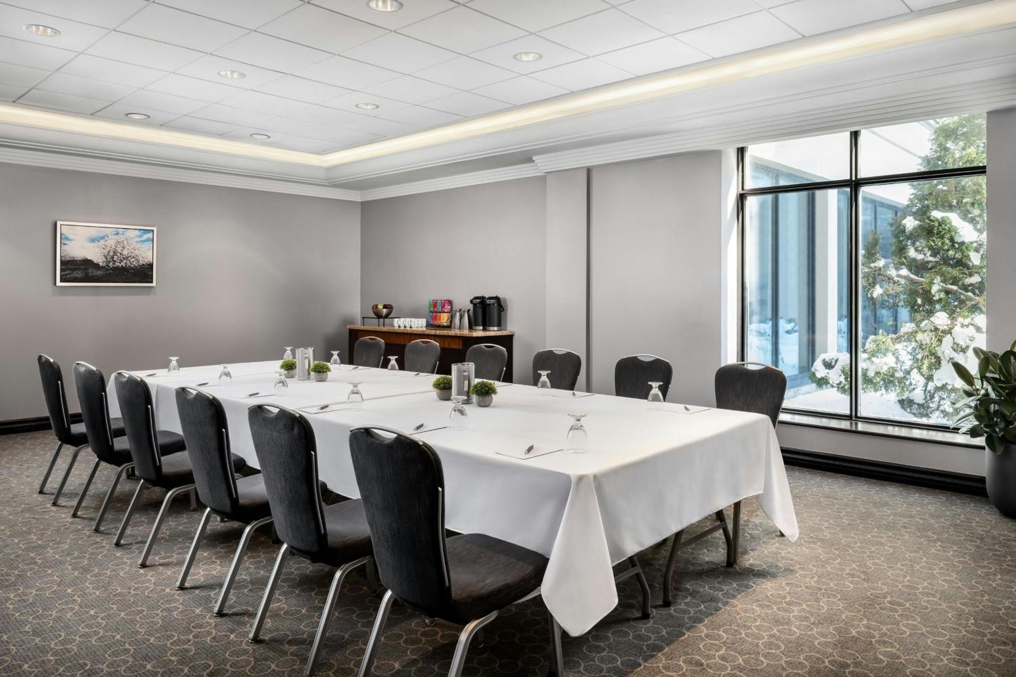 Sheraton Airport & Conference Centre Hotel 4*