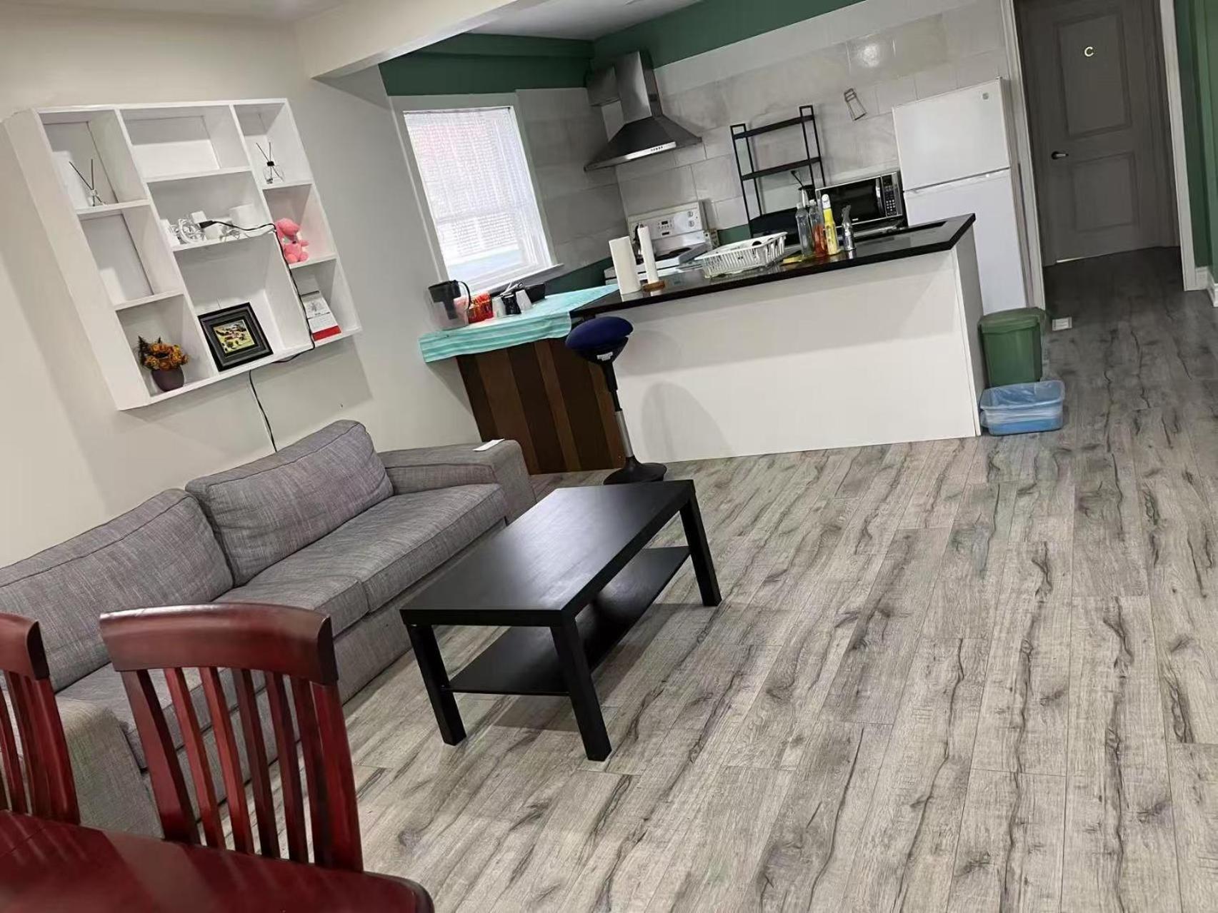 Ensuite Queen Sunshine & Convenience Near Finch Station Guest house Toronto