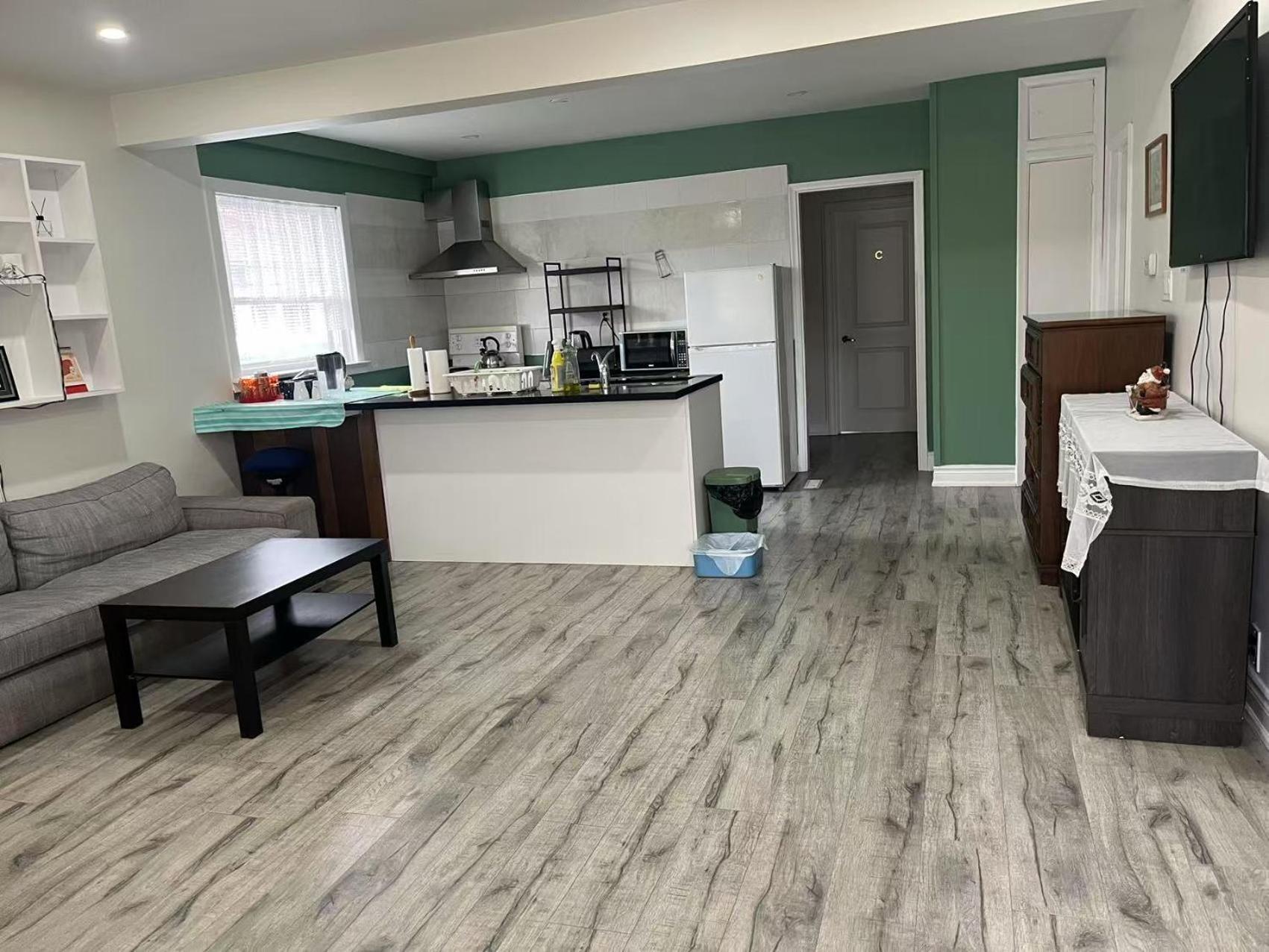 Ensuite Queen Sunshine & Convenience Near Finch Station Guest house