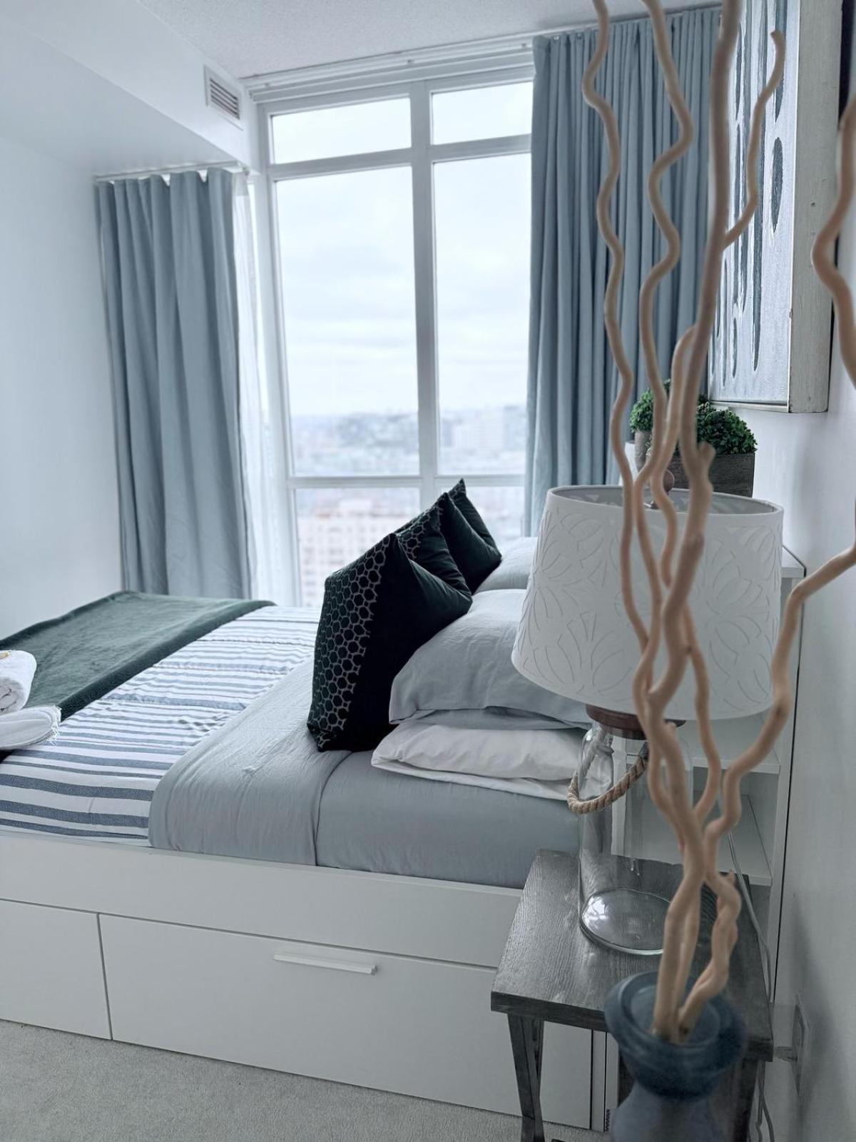 Downtown 1br With Views Sleeps 4 Apartment *