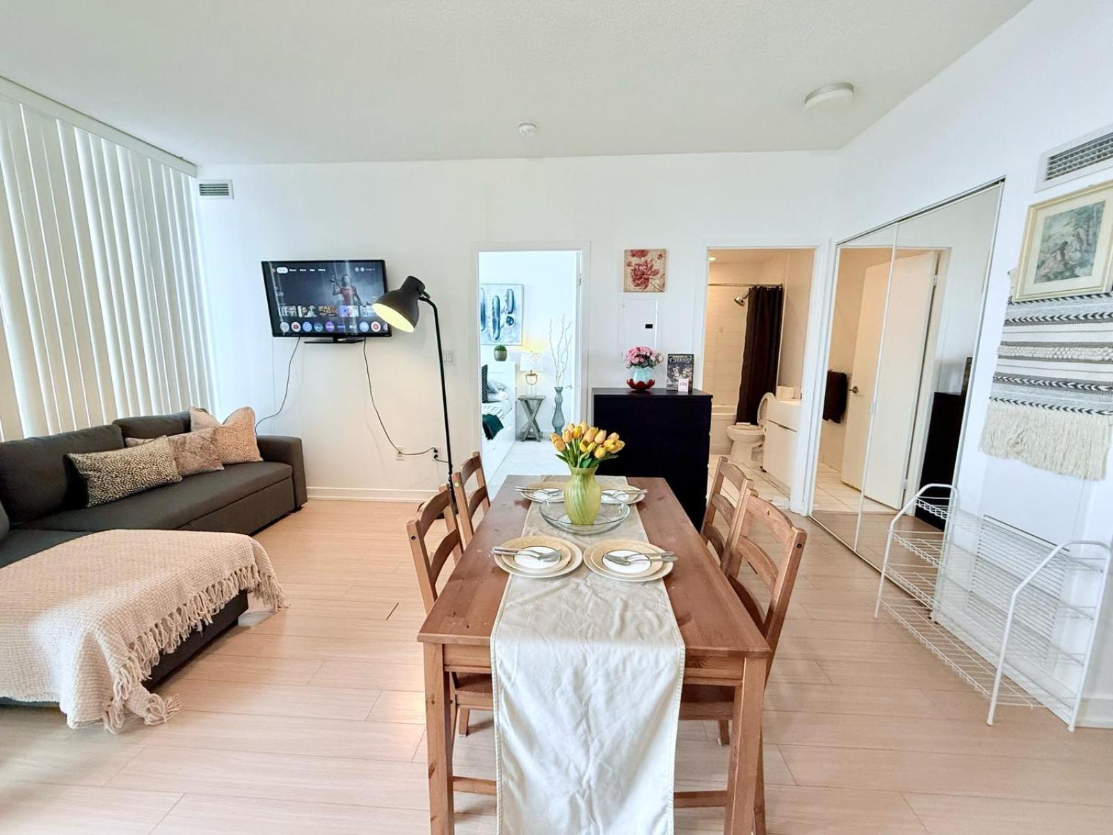 Downtown 1br With Views Sleeps 4 Toronto
