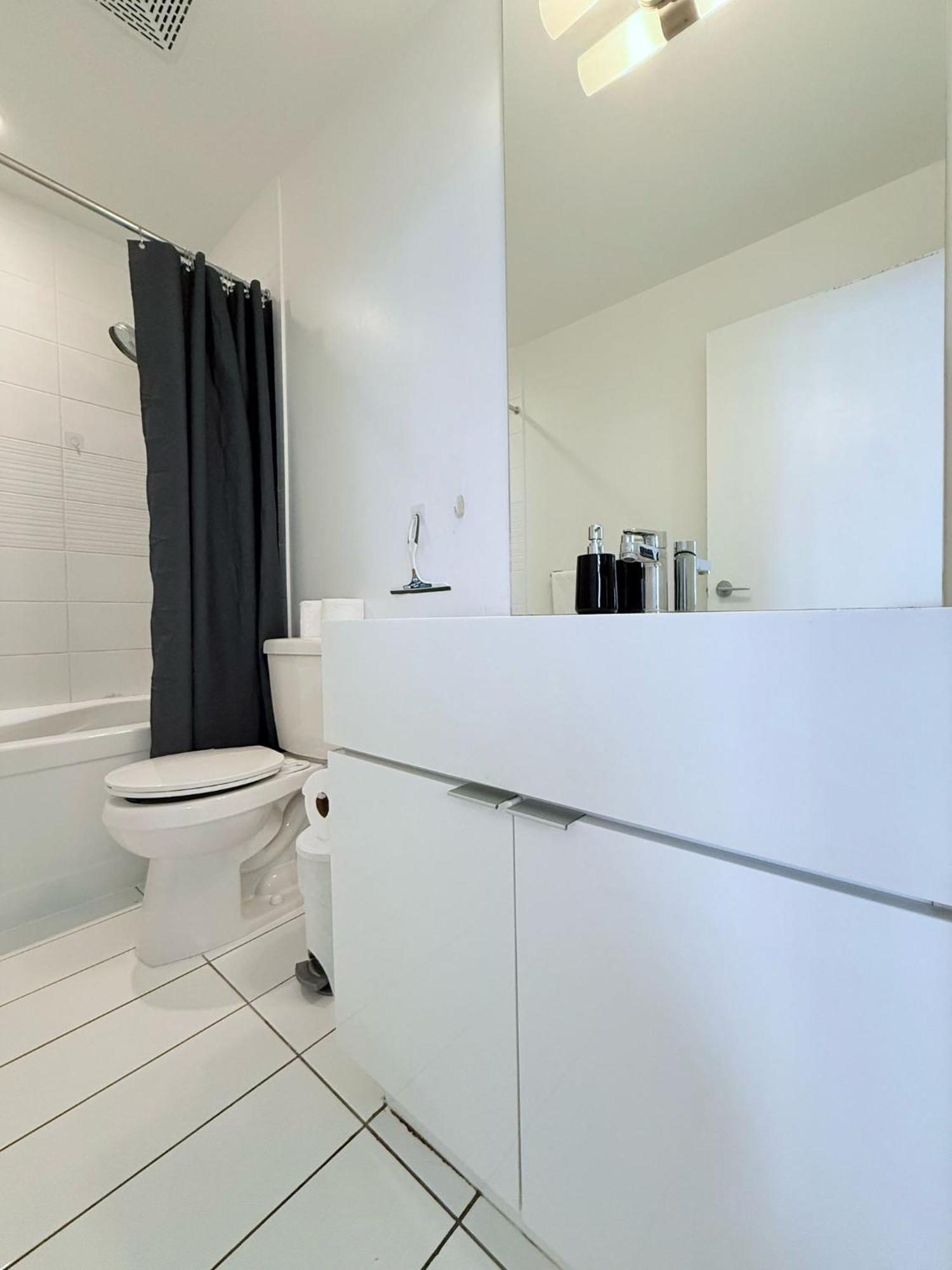 Downtown 1br With Views Sleeps 4 Apartment Toronto