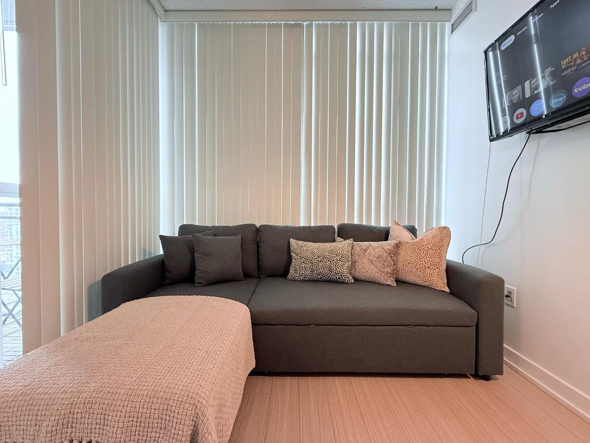 Downtown 1br With Views Sleeps 4 Toronto