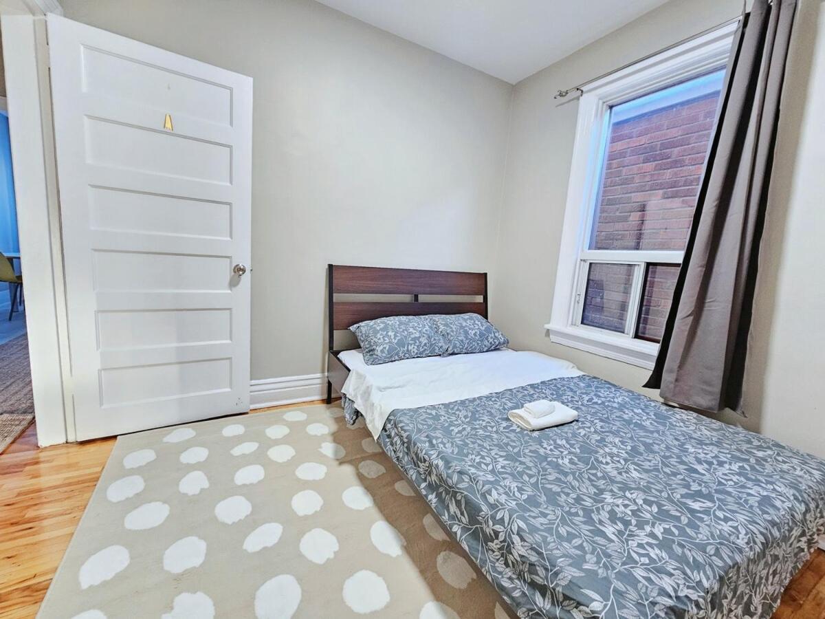 Downtown 3 Bedrooms - 1 Free Parking Apartment *