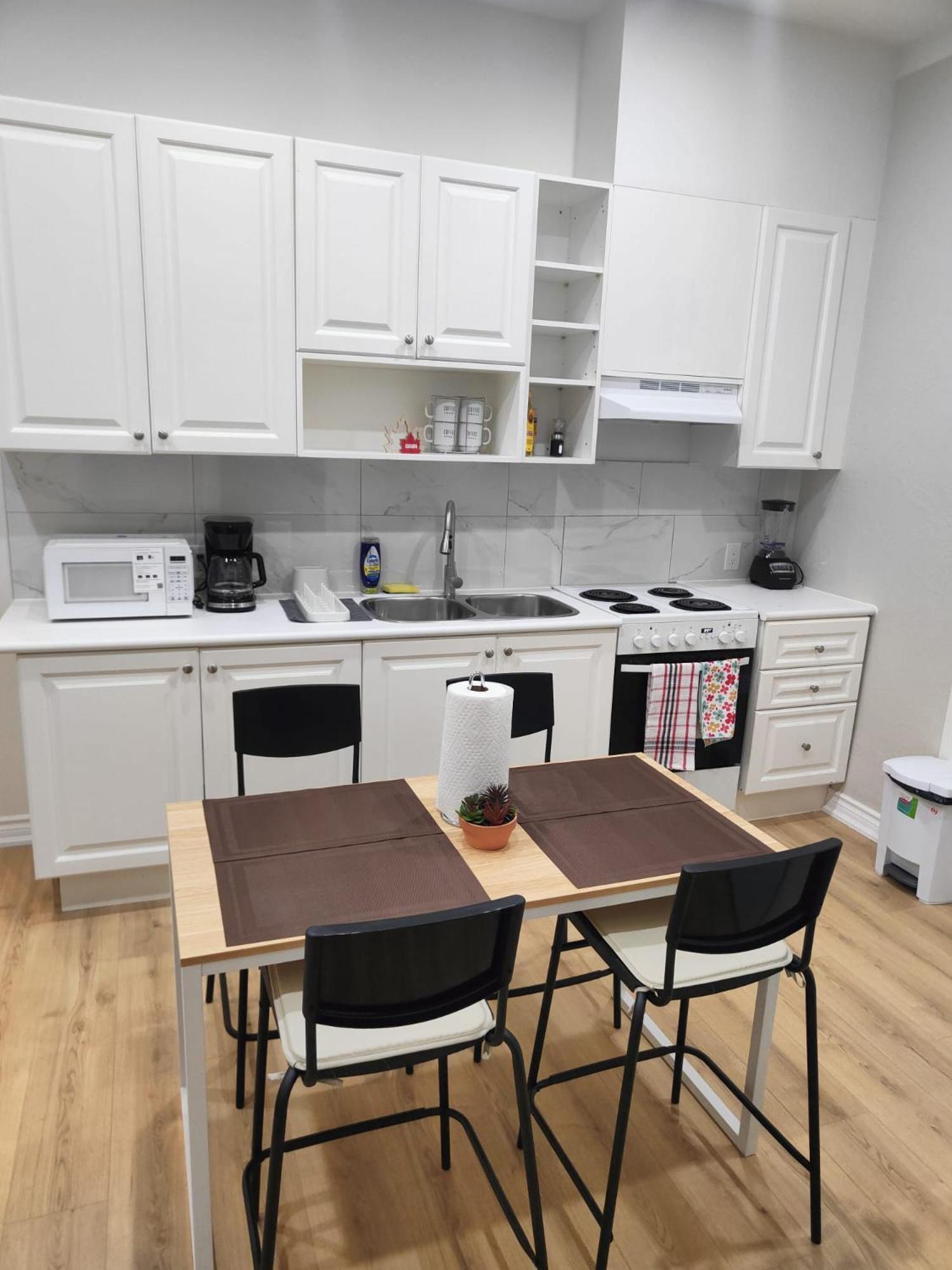 Maple Leaf Stay-walk To Uoft,dt,street Cars,bars,rom-free Wifi *